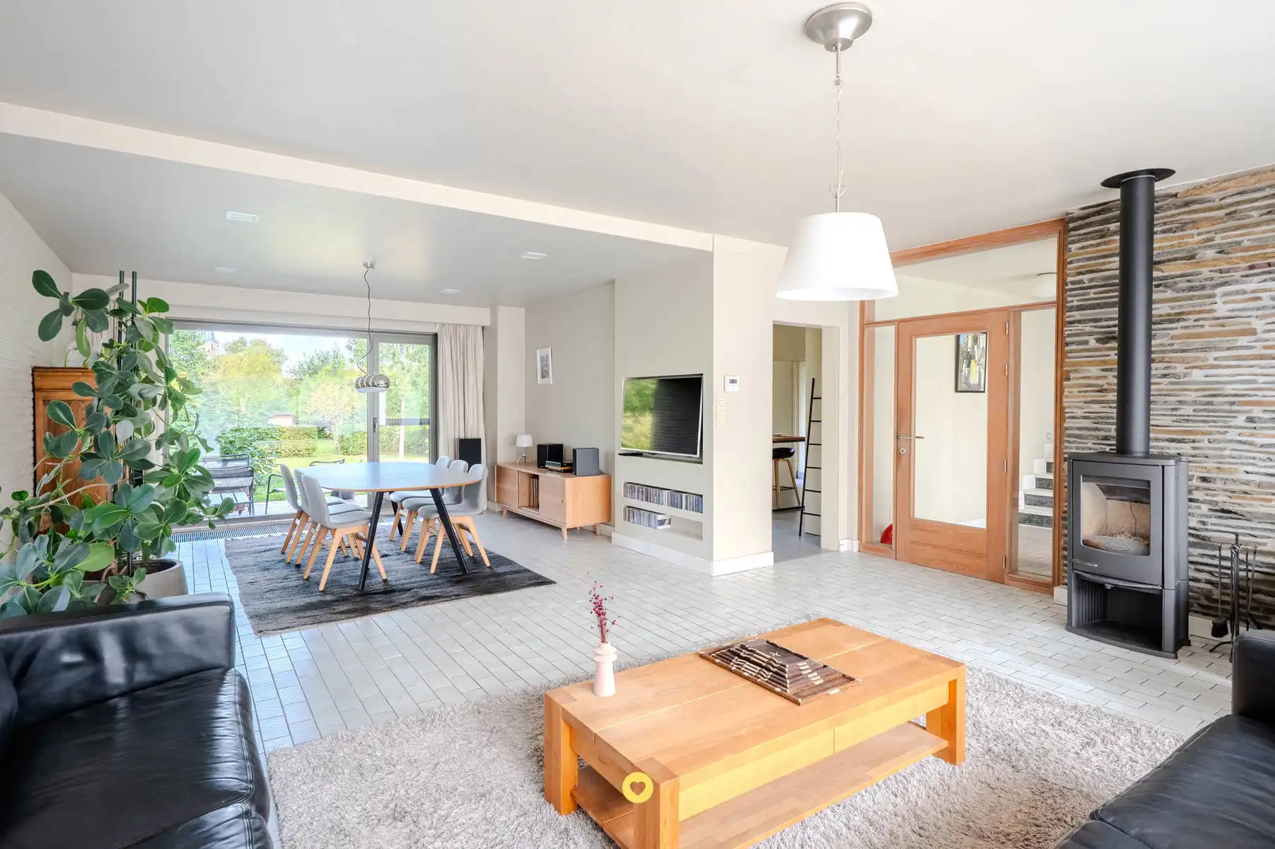 Gerenoveerde 70's villa met 5 slk en 2 bdk op 2000 m2 foto 3