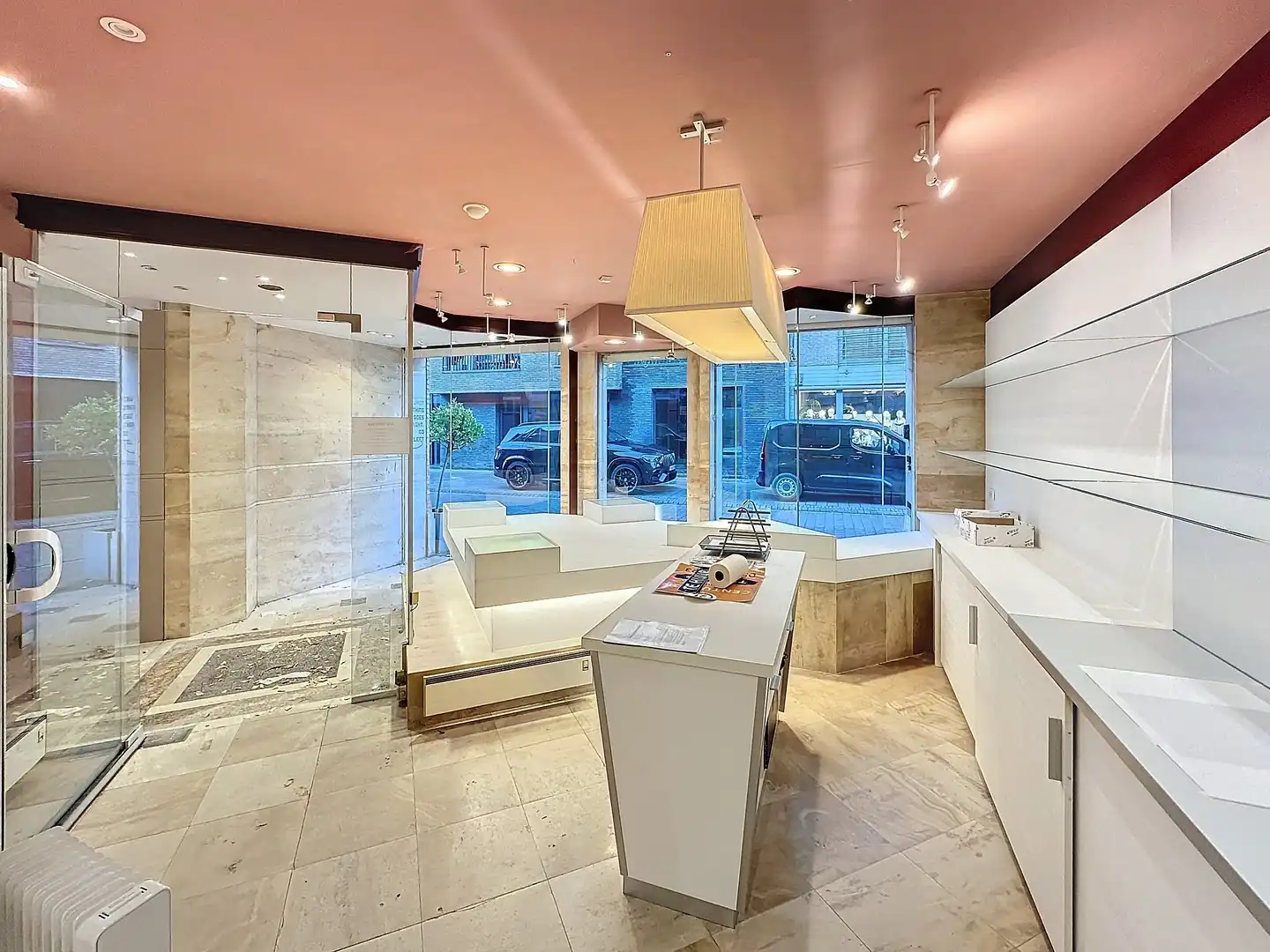 Welgelegen handelspand met ruim appartement. foto 2