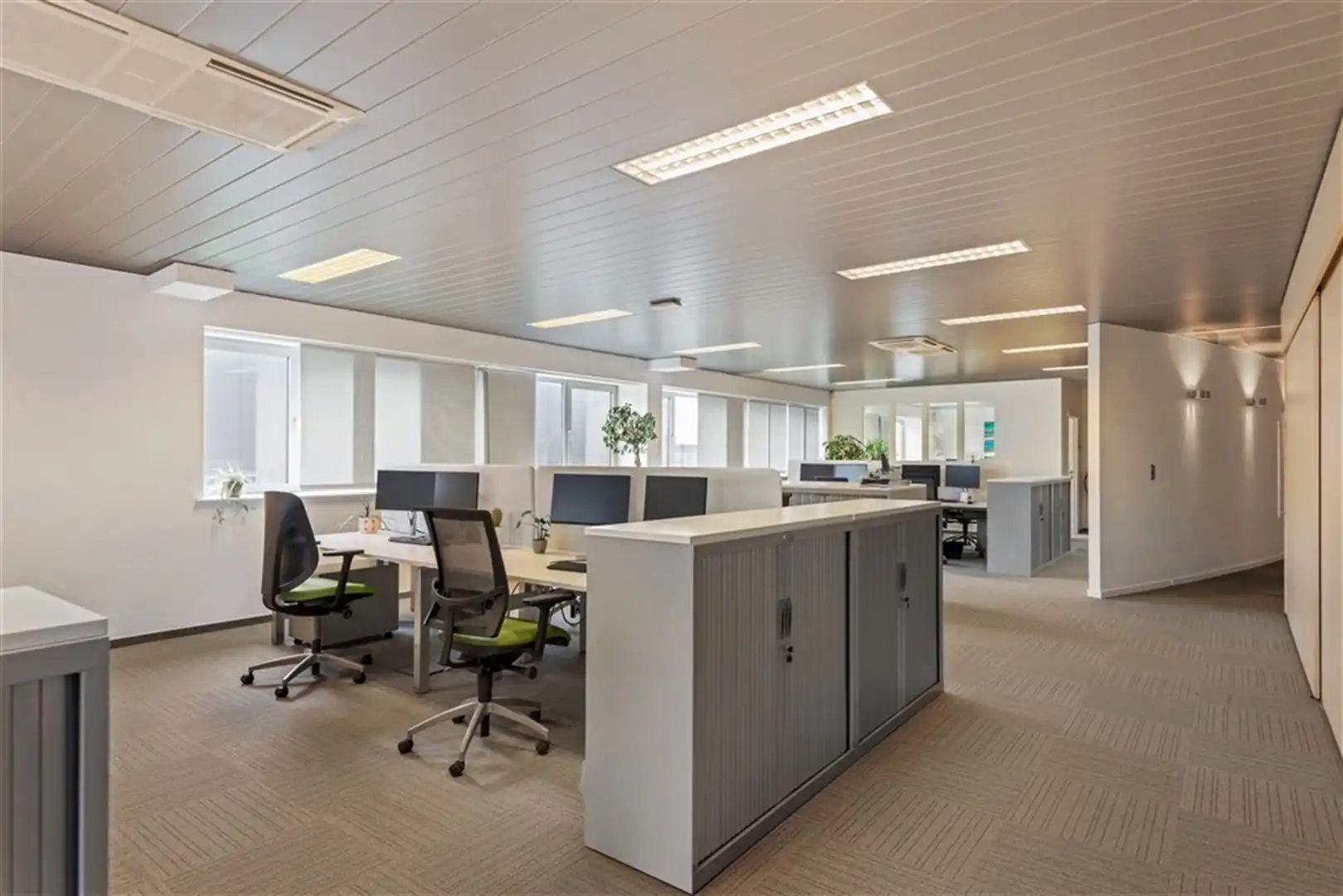 Kantoor van 1238m² samen met magazijn van 398 m² in Aartsela foto 2