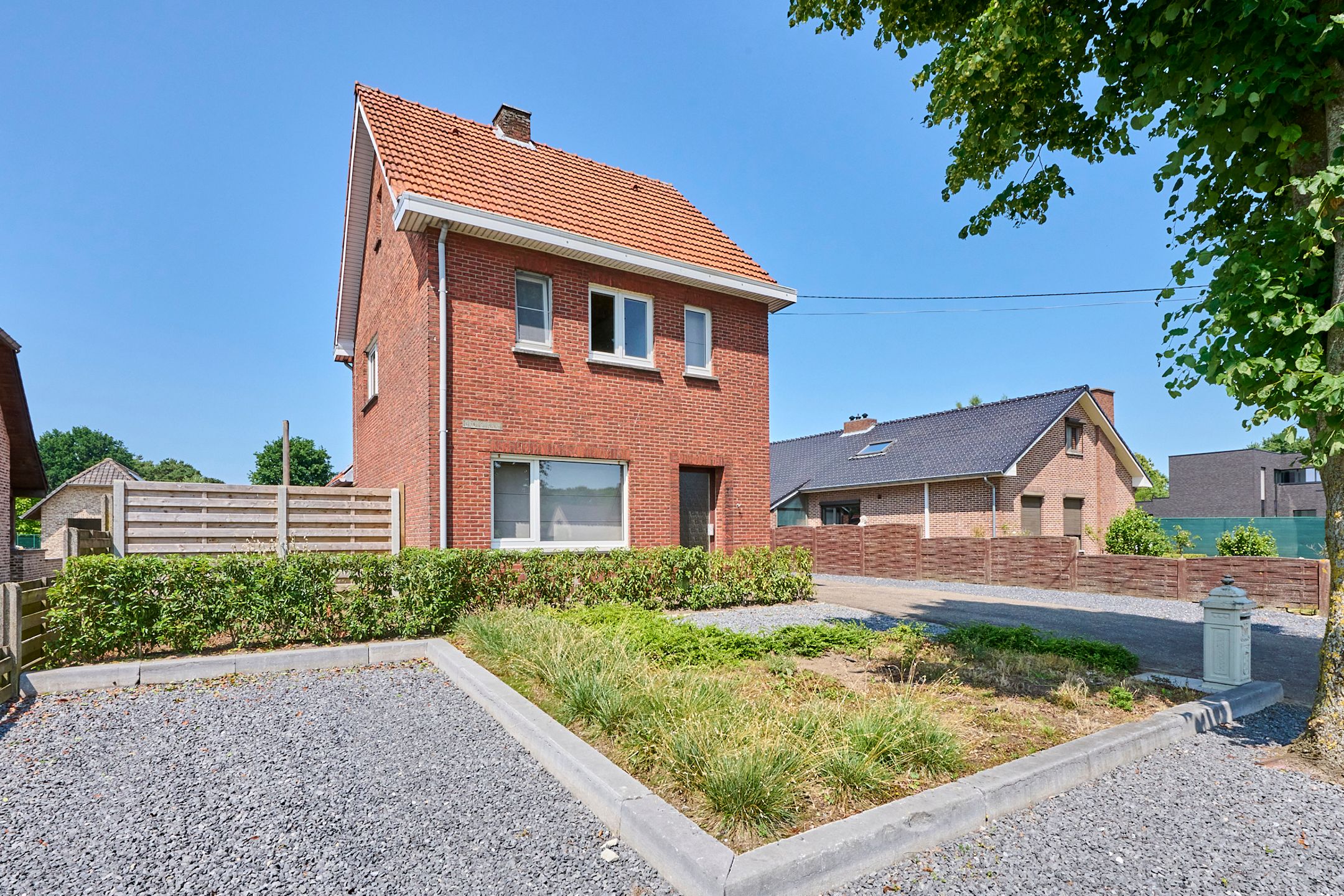 Hoofdfoto van de publicatie: DEELS GERENOVEERDE GEZINSWONING MET WERKPLAATS IN HET GROEN