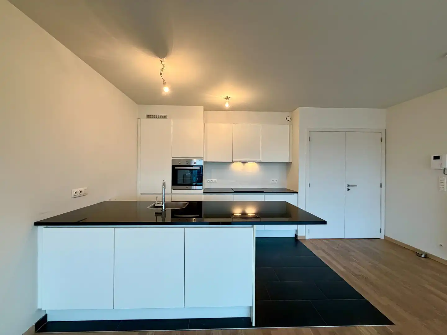 Instapklaar tweeslaapkamerappartement met terras & autostaanplaats te Brugge! foto 4