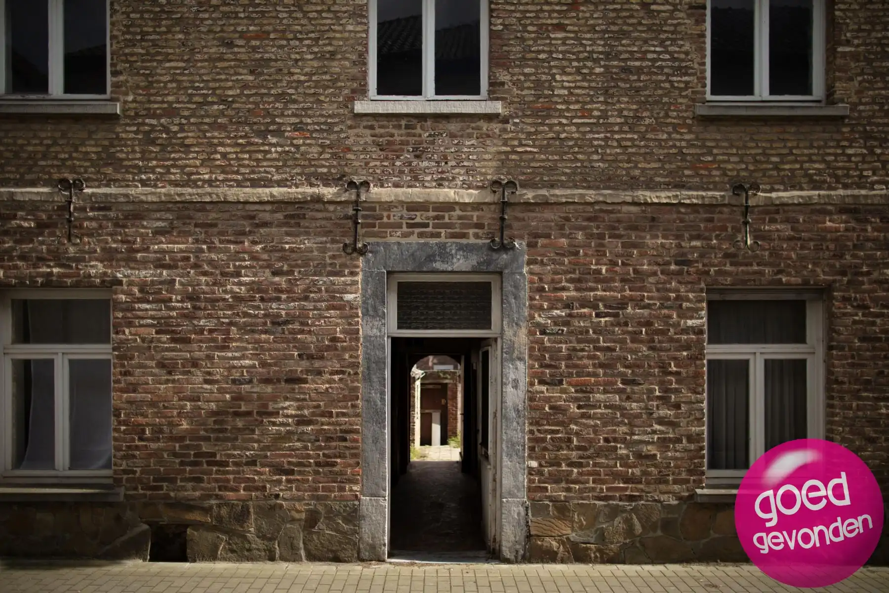 Authentieke begijnenwoning + bouwperceel met 6 garageboxen foto 11