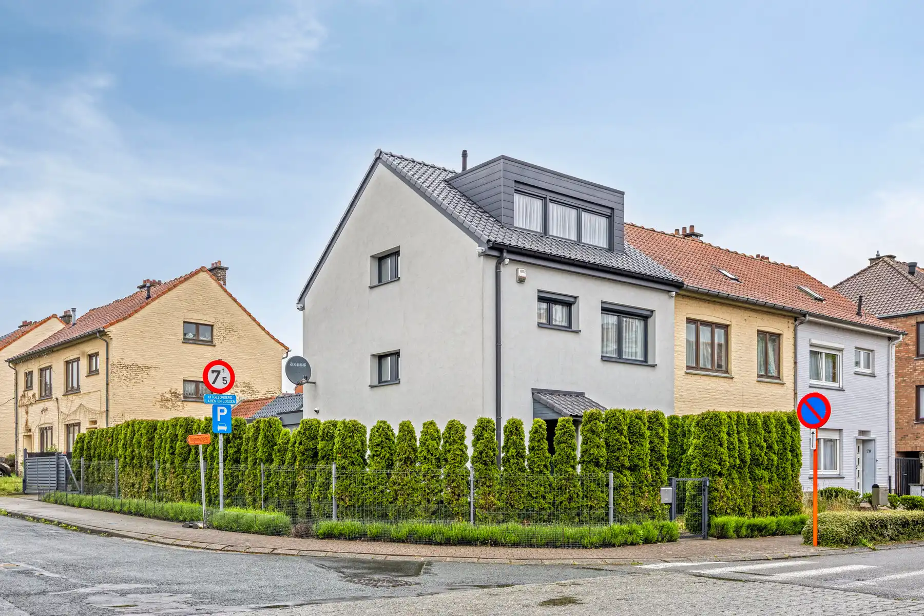 Gerenoveerde woning met 3 slaapkamers, 2 badkamers en garage foto {{pictureIndex}}