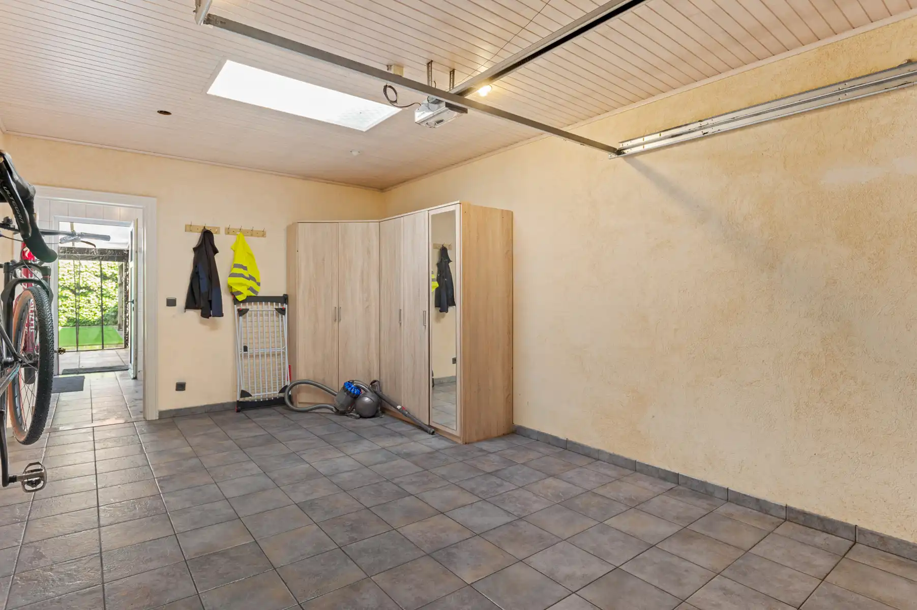 Ruime woning met 4 slpks, 2 bdks, garage en tuin foto 18
