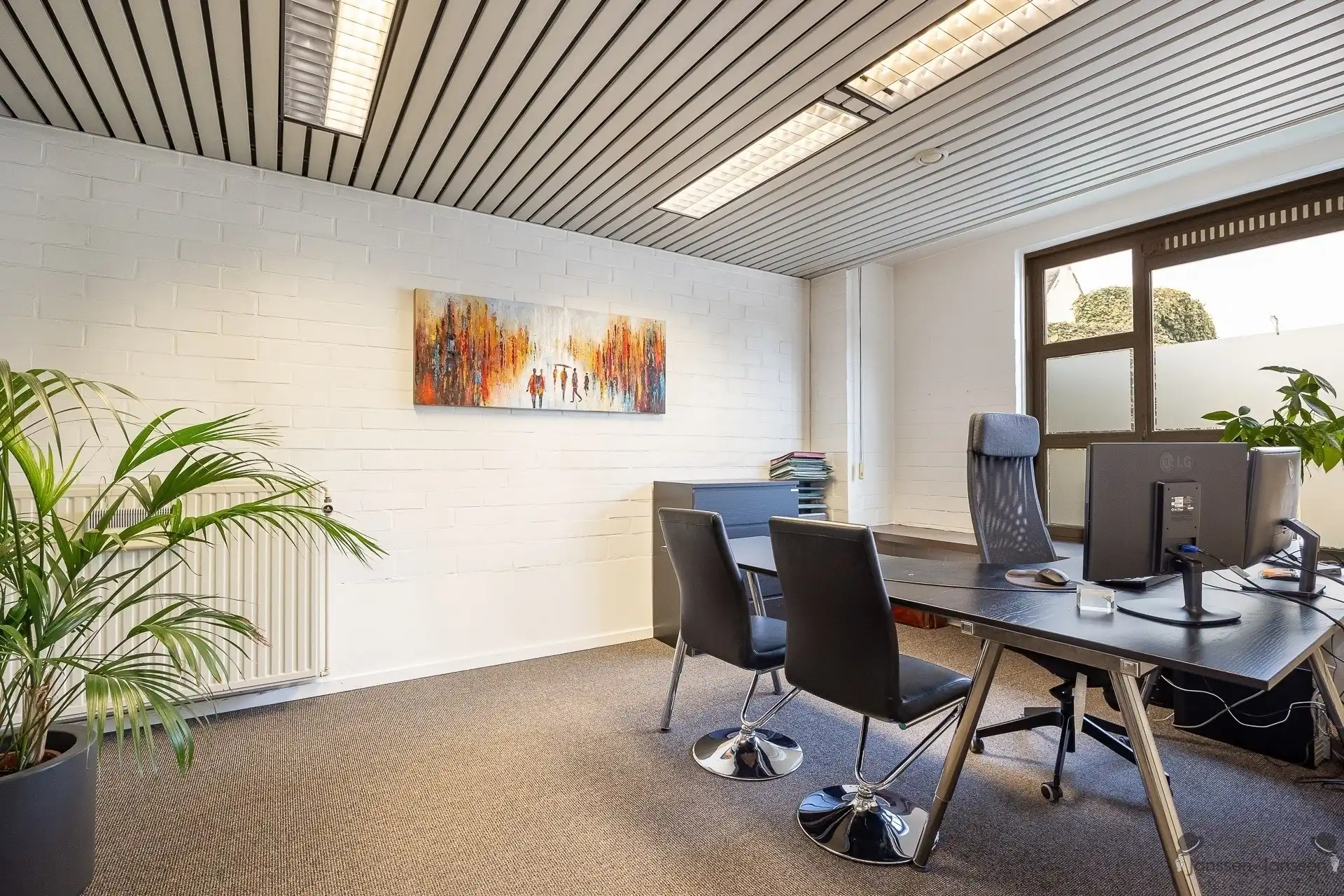 Centraal gelegen handelspand met ruime parking foto 8