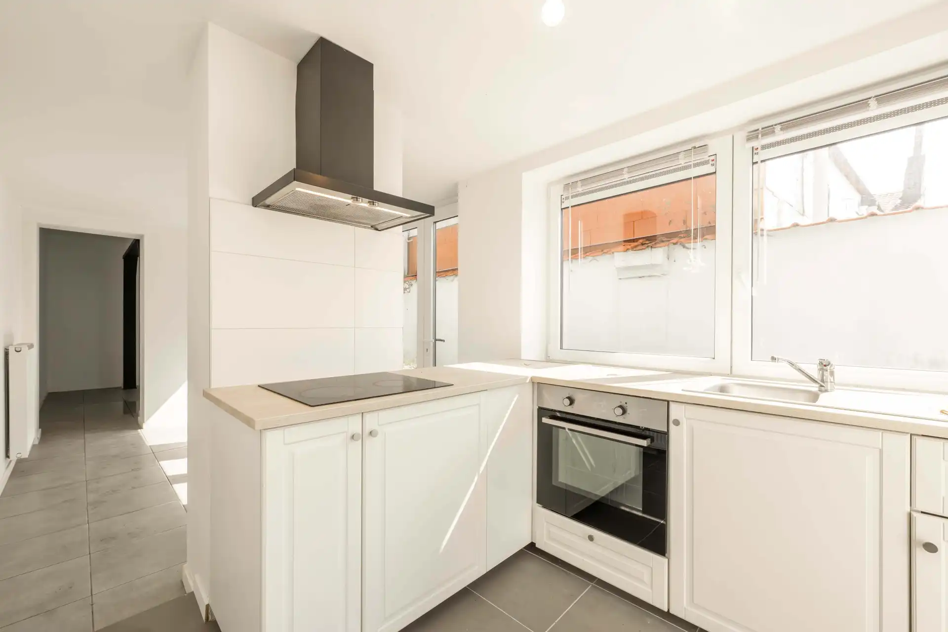 Volledig gerenoveerde rijwoning met 3 slaapkamers, 2 badkamers & gezellige binnenkoer in Wevelgem foto 7