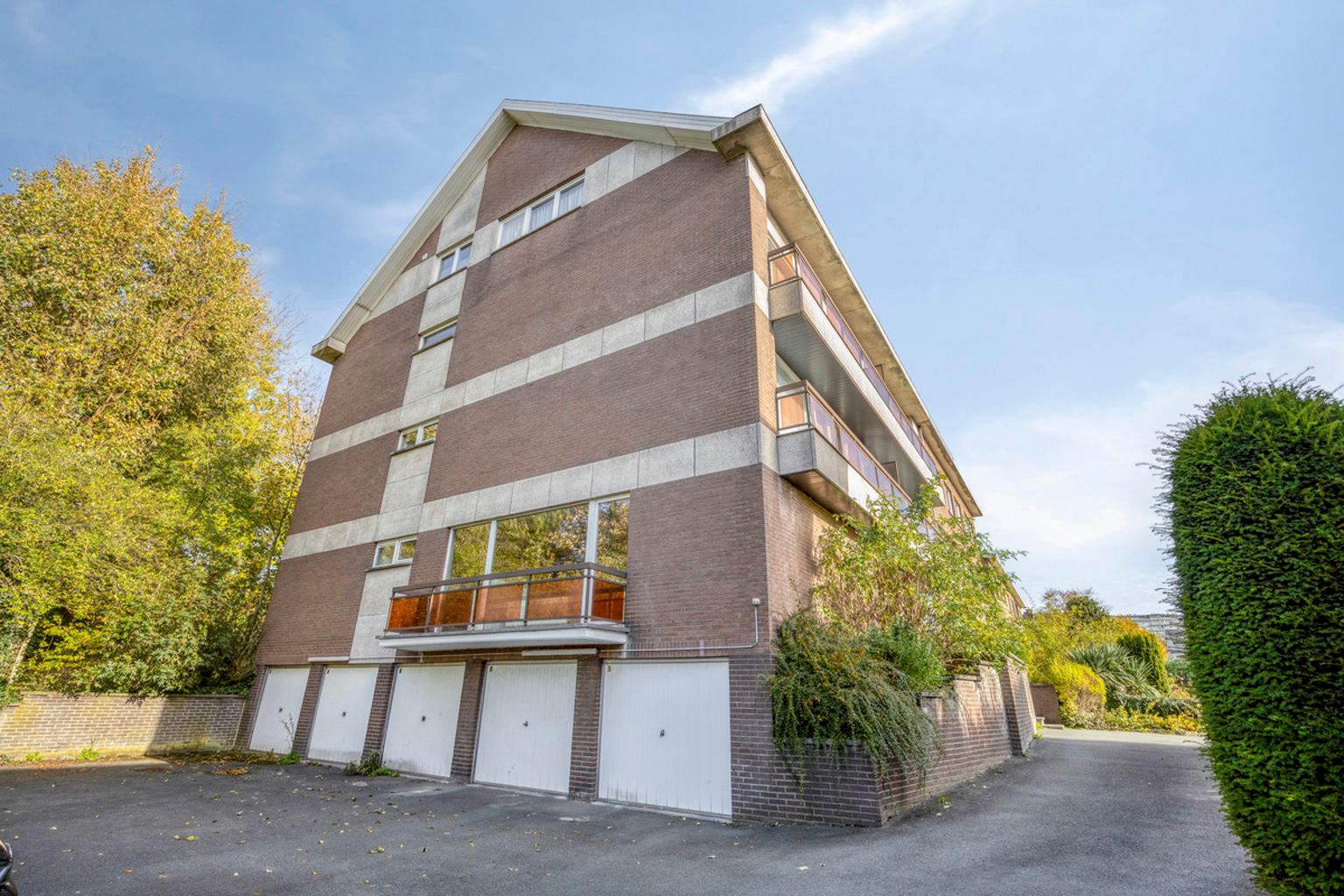Instapklaar gelijkvloers appartement met eigen tuin foto 3