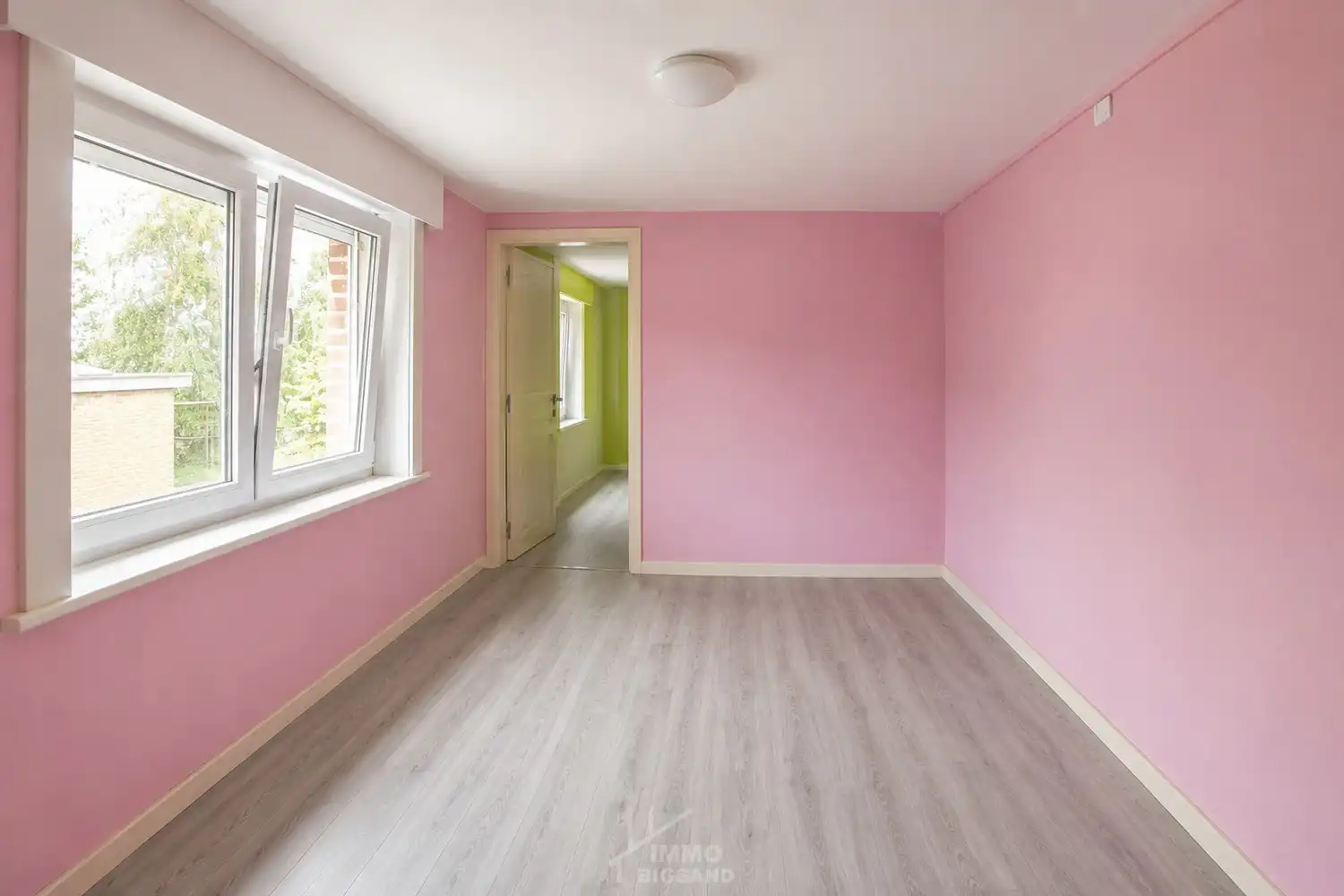 Halfopen woning met 4 slaapkamers, zijwaartse diepe oprit met garage en ruime tuin op 385 m² te Gullegem foto 16