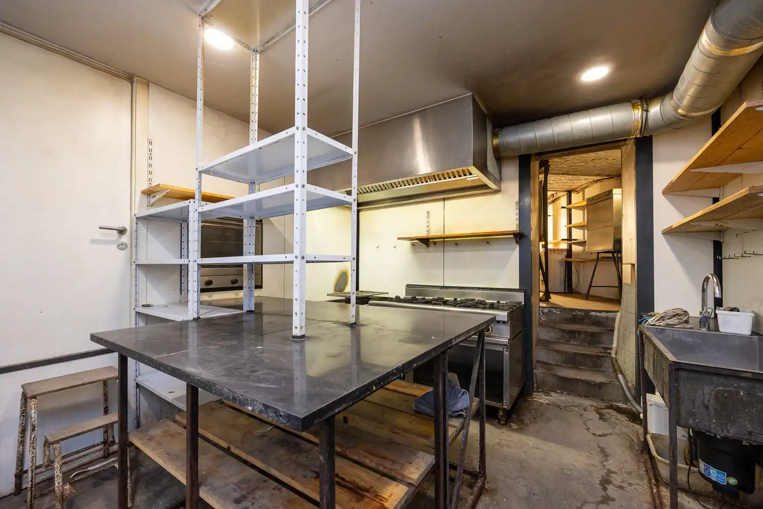 Commercieel handelsgelijkvloers te huur op uitstekende hoeklocatie foto 12