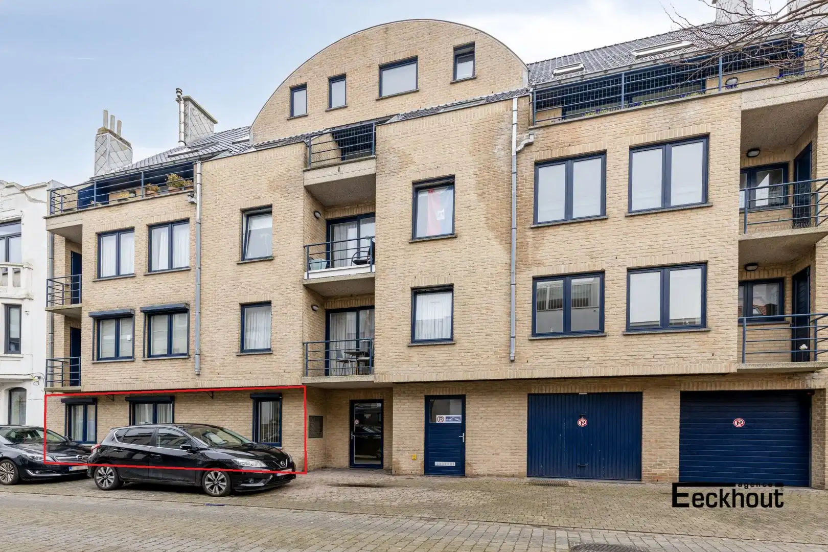 Zeer ruim appartement met 3 slaapkamers, groot terras en achterliggende, royale garagebox! foto {{pictureIndex}}