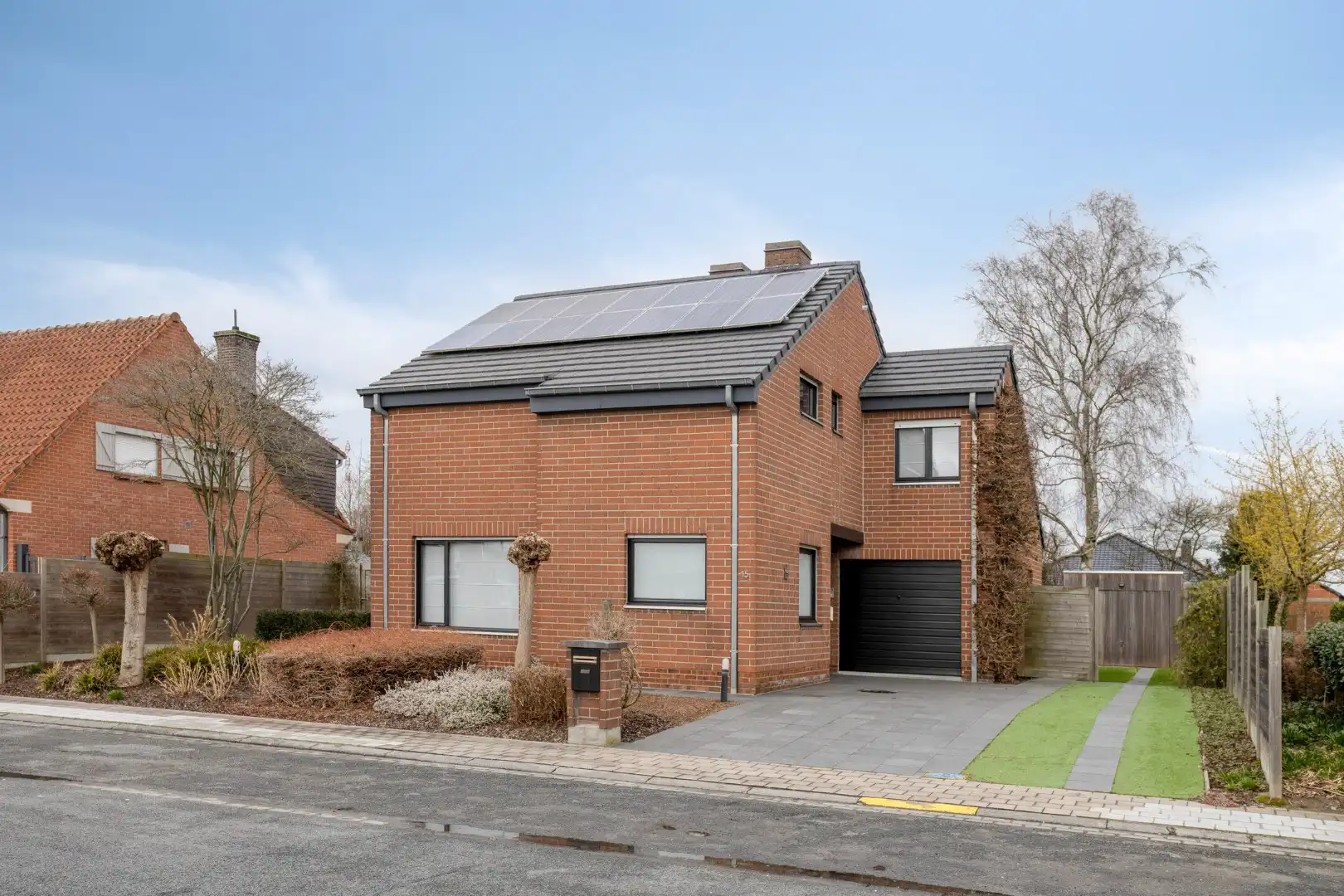 Open bebouwing met mooie tuin en 2 garages op topligging! foto {{pictureIndex}}