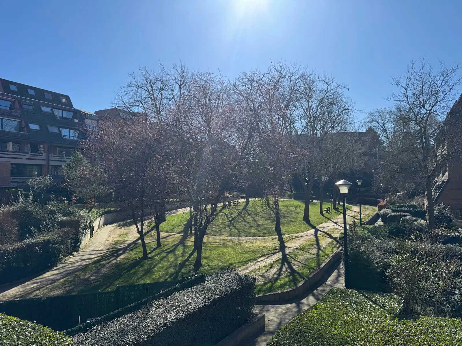 Lichtrijke studio met terras en parking in "Les Venelles" foto 10