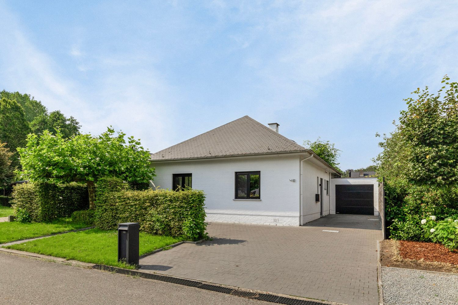 Prachtig gerenoveerde villa in een doodlopende straat met 3 slaapkamers, garage en tuin met tuinpaviljoen op 611m2. foto {{pictureIndex}}