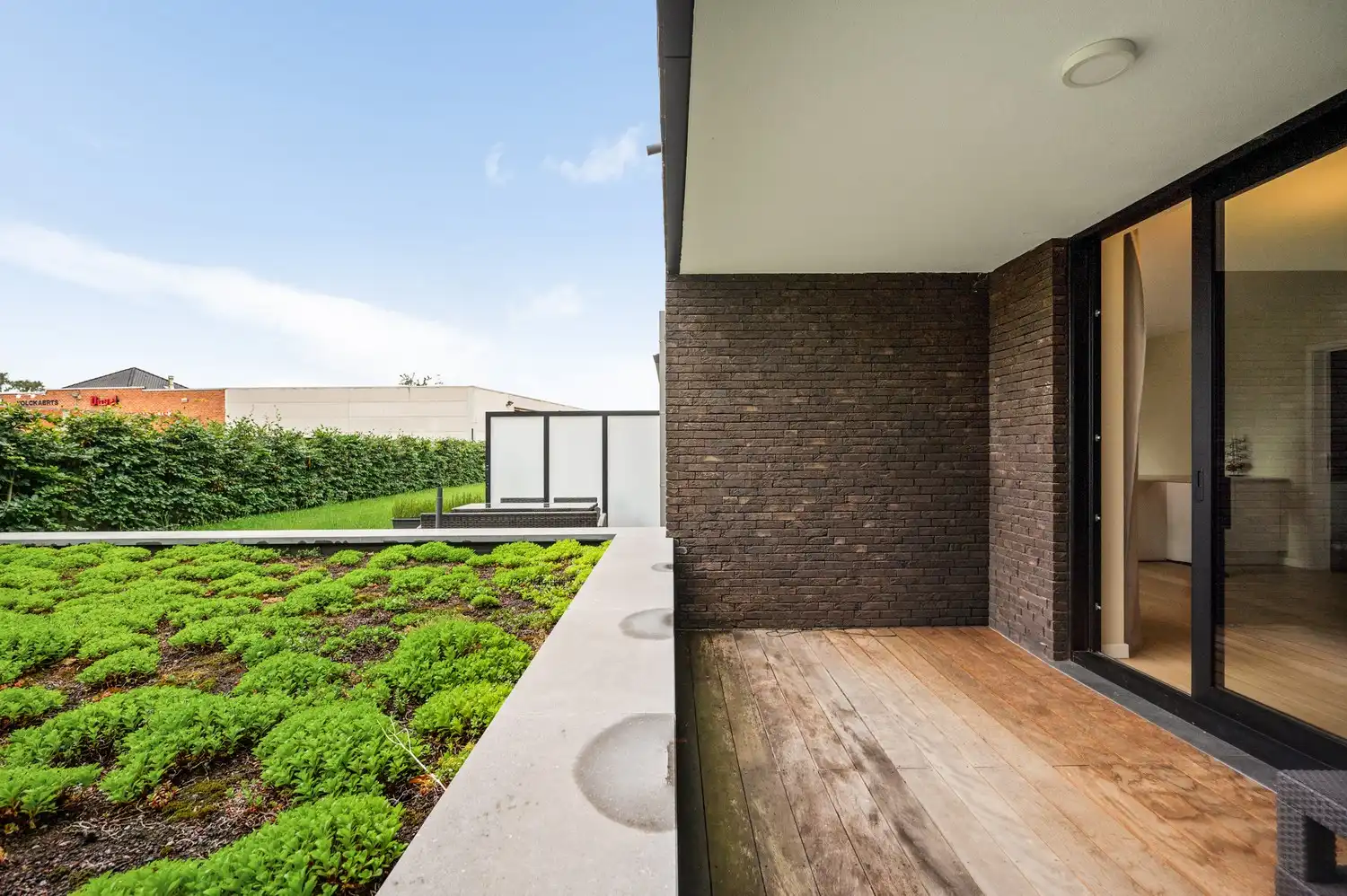 Gelijkvloers energiezuinig app. met 2 slpkrs, 2 terrassen en garagebox foto 4