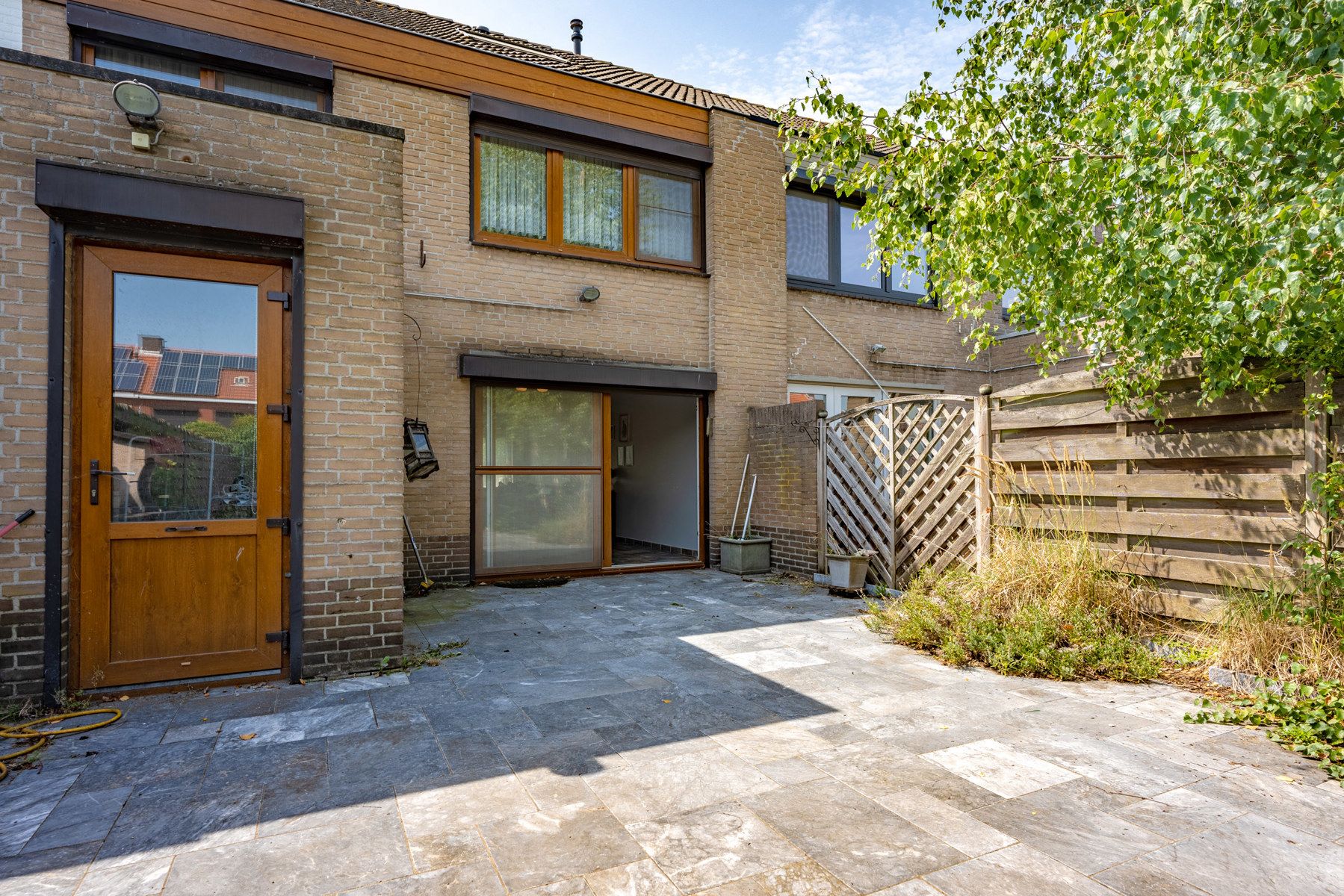 Instapklare woning met 5 slpk, 2 bdk en tuin op een rustige ligging! foto 2