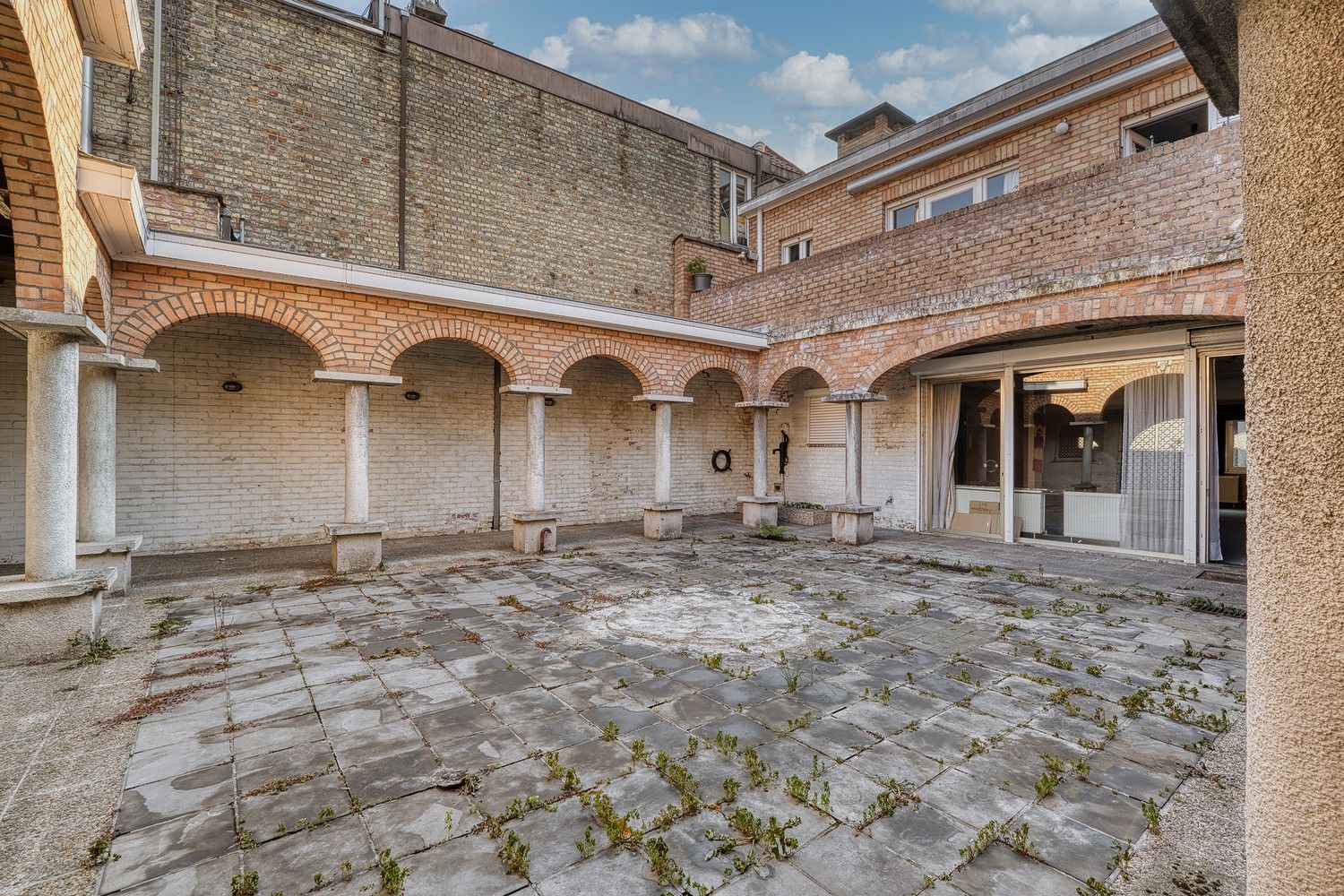 Hartje Brugge  TOP  TOERISTISCHE LIGGING , in de GOUDEN DRIEHOEK, Uitzonderlijk HANDELSPAND ( gevelbreedte 11 meter)                          LICHTRIJKE WINKELRUIMTE ,uitgevend op  Exclusieve STADSPATIO met overdekte rondgang van 105m²+ GARAGE van 30 m² UNIEK  IN BRUGGE op dergelijke ligging ! ERBOVEN lichtrijk ruim APPARTEMENT met zonneterras, foto 8