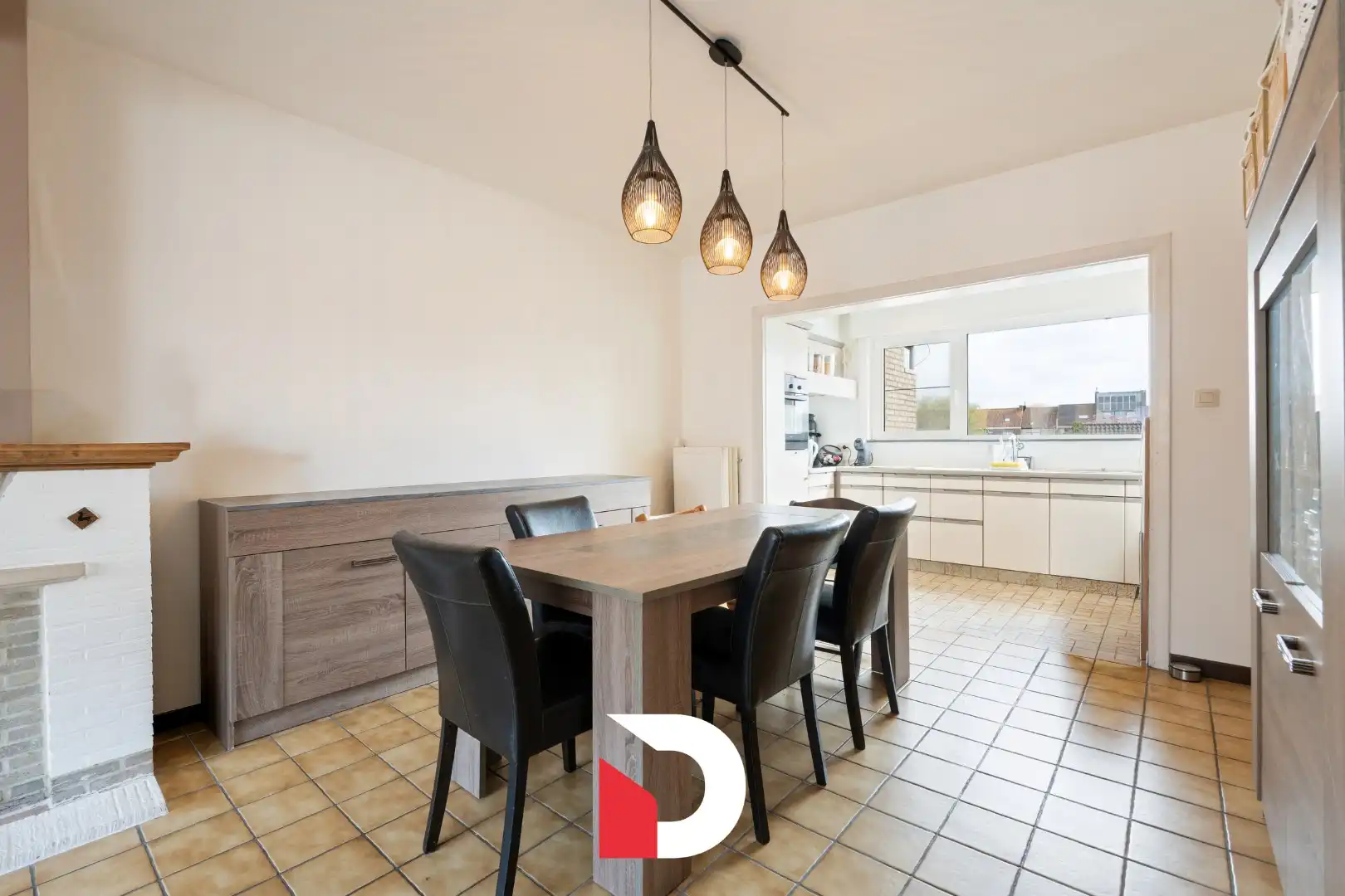 Instapklare gezinswoning met 3slk. en inpandige garage vlakbij Centrum Brugge. foto 4