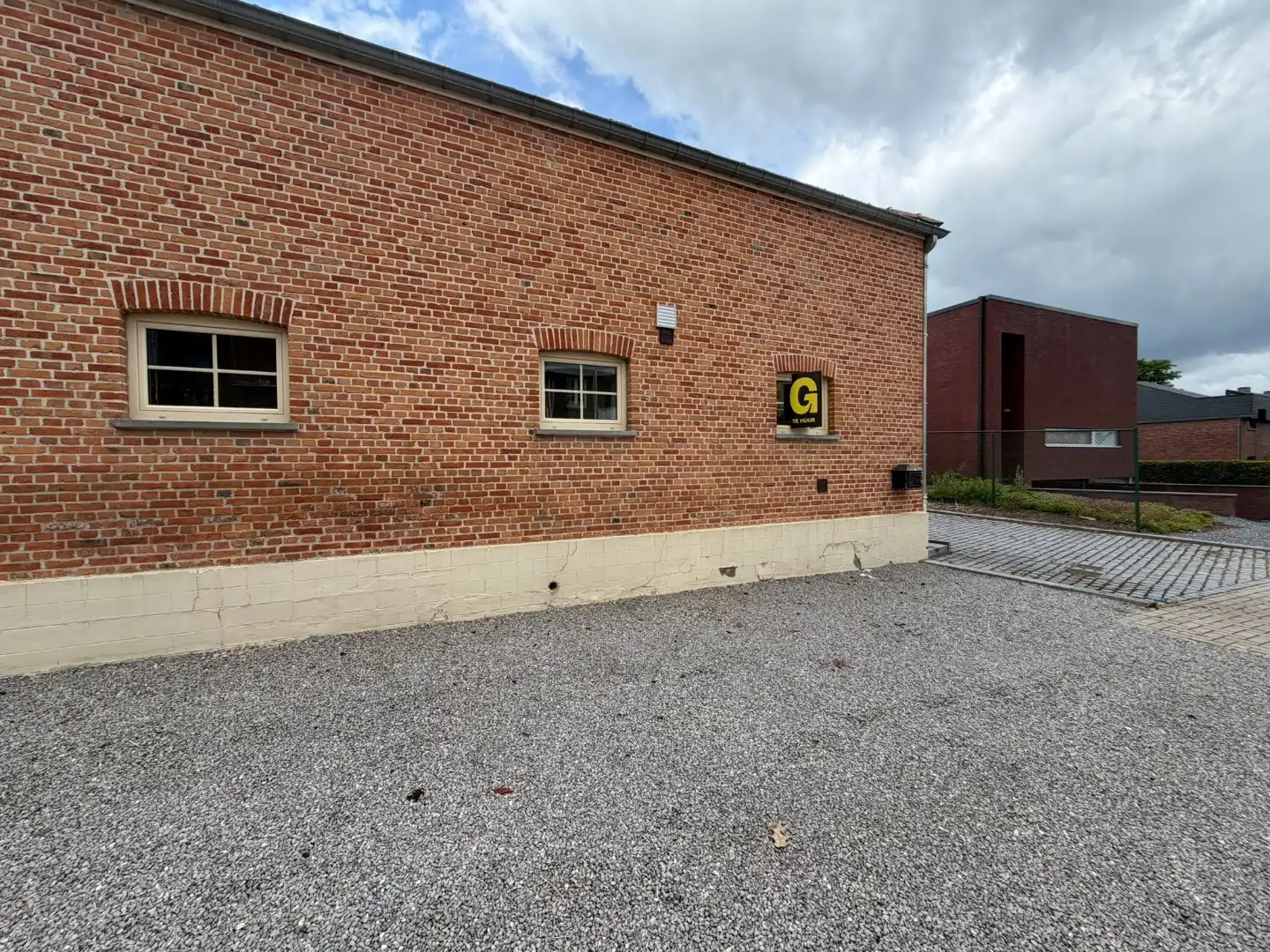 Bijzonder charmante benedenwoonst met 1 slaapkamer, veranda, terras en twee autostandplaatsen foto 6