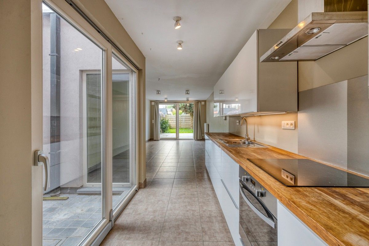 Energiezuinige woning met zonnige tuin gelegen in een residentiële straat in het centrum van Drongen. foto 4