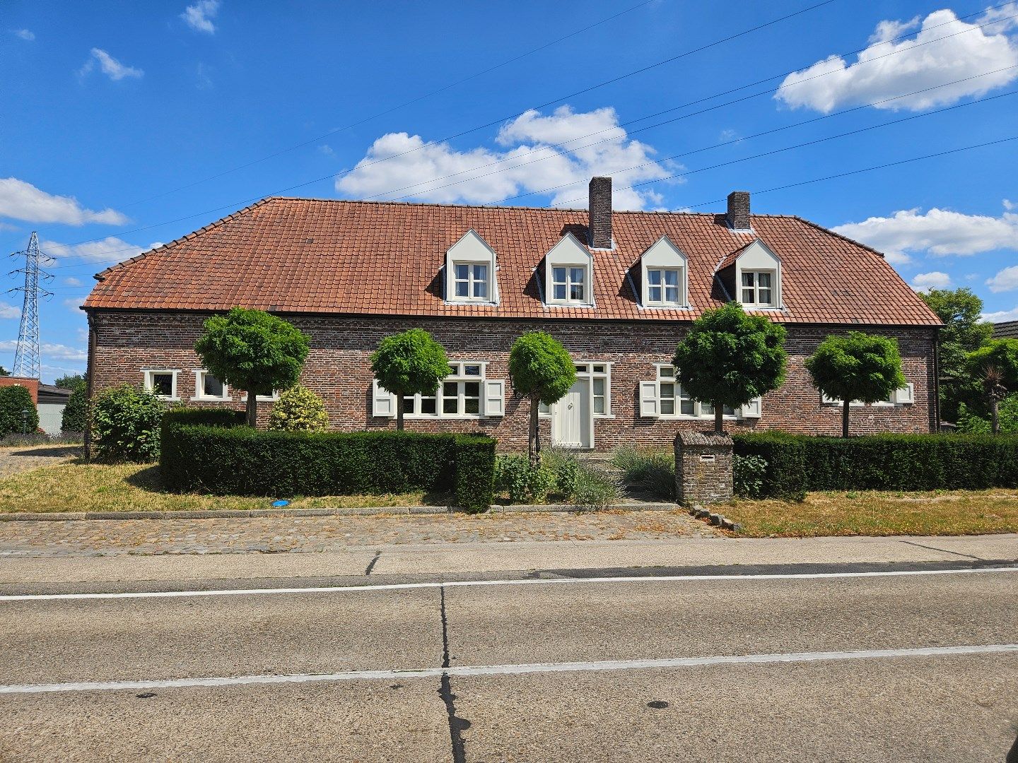 Ruime gezinswoning met 5 slaapkamers in Mol met zicht op groen! foto {{pictureIndex}}