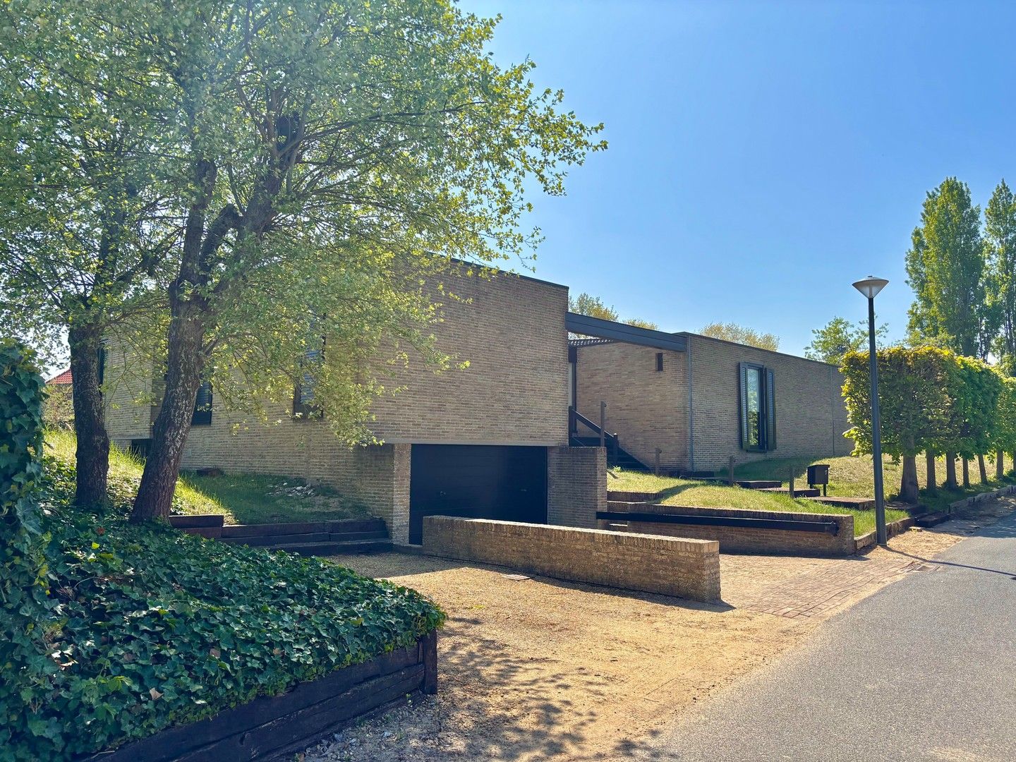Bijzondere modernistische Villa te huur residentieel gelegen foto {{pictureIndex}}