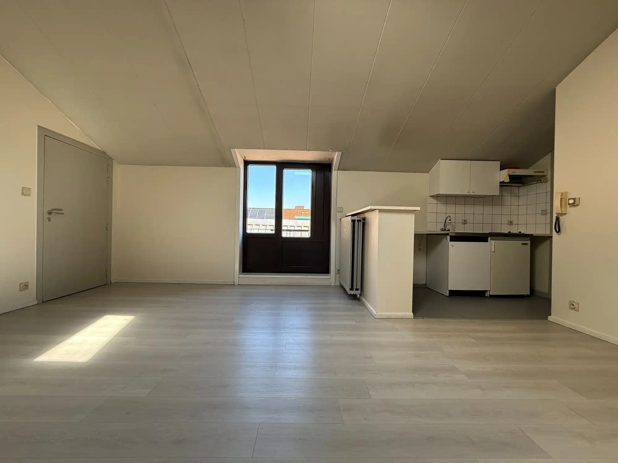 Pas herschilderde studio met aparte slaapkamer | Verhelststraat foto 3