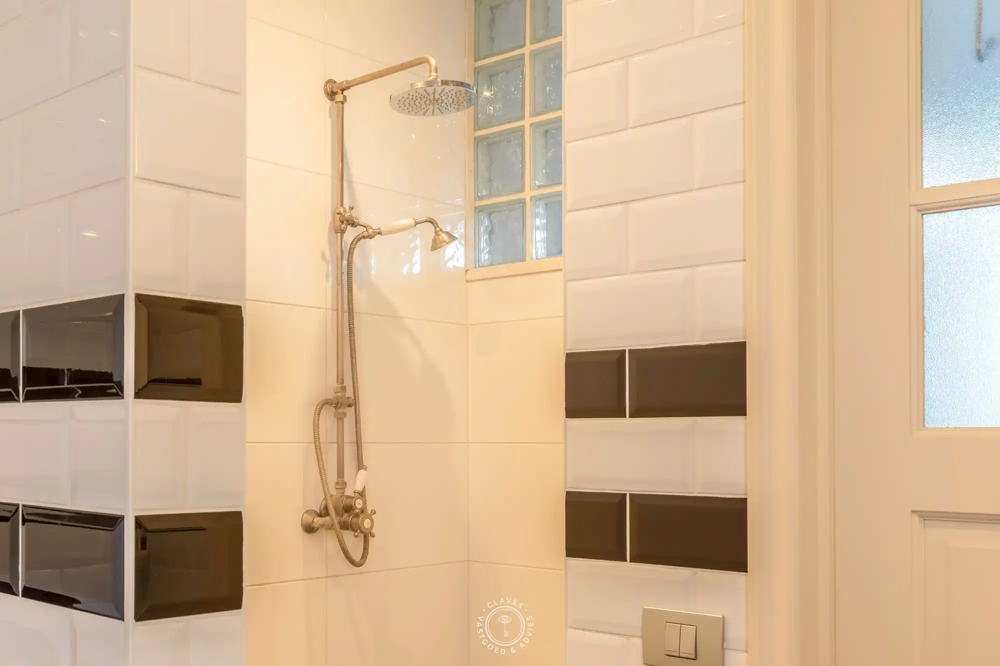 Uniek gerenoveerd herenhuis met multifunctioneel bijgebouw foto 18