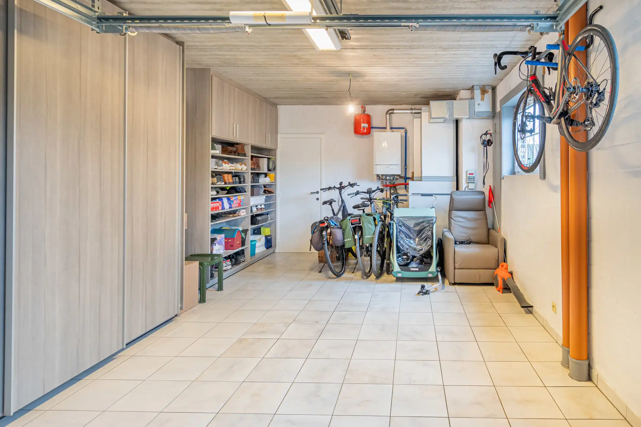 Gezinswoning in landelijke stijl in doodlopende straat foto 20