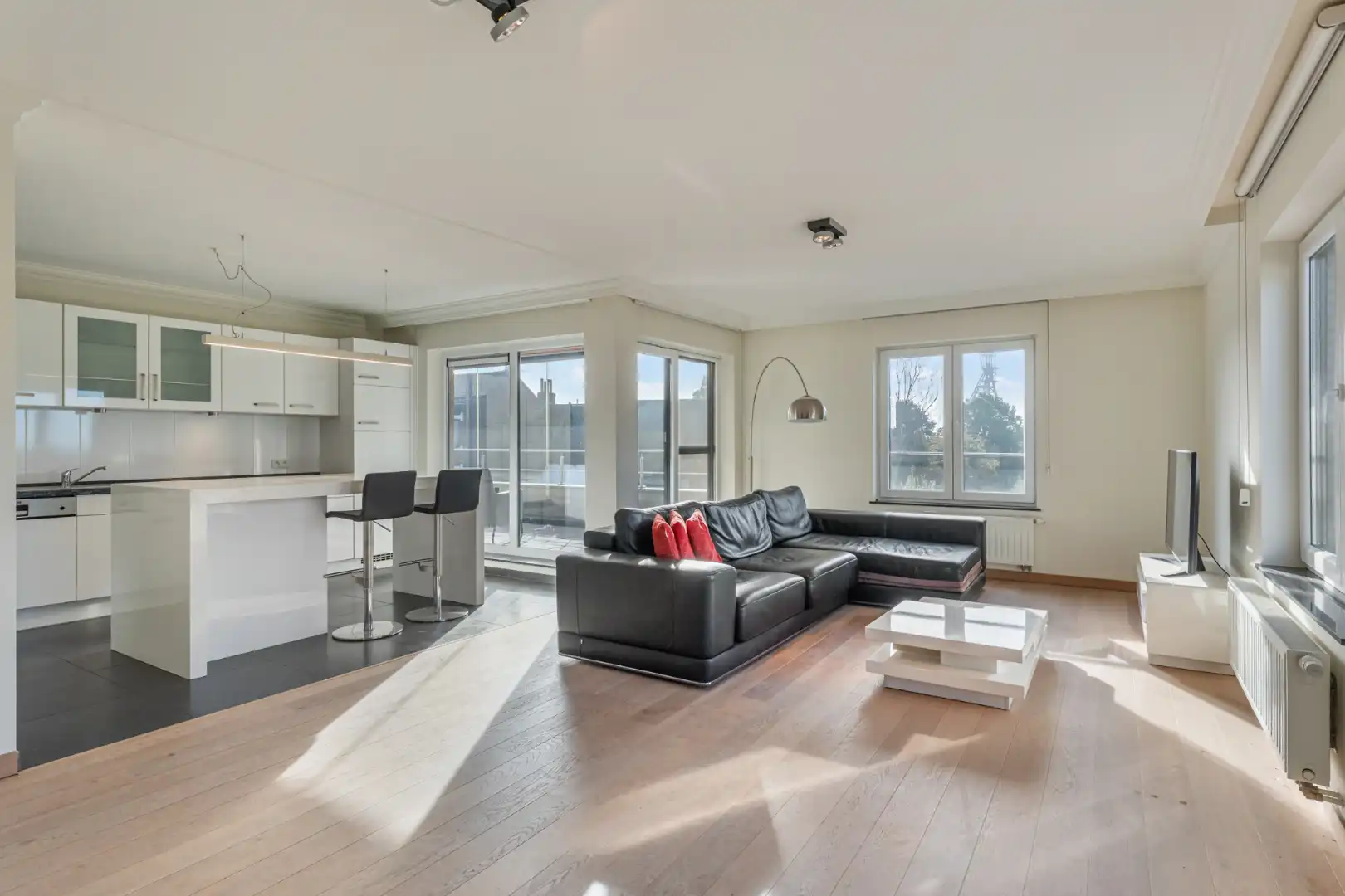 Exclusief penthouse met ruim terras, 2 slpk, extra brede autostaanplaats, centrum Houthalen foto 2