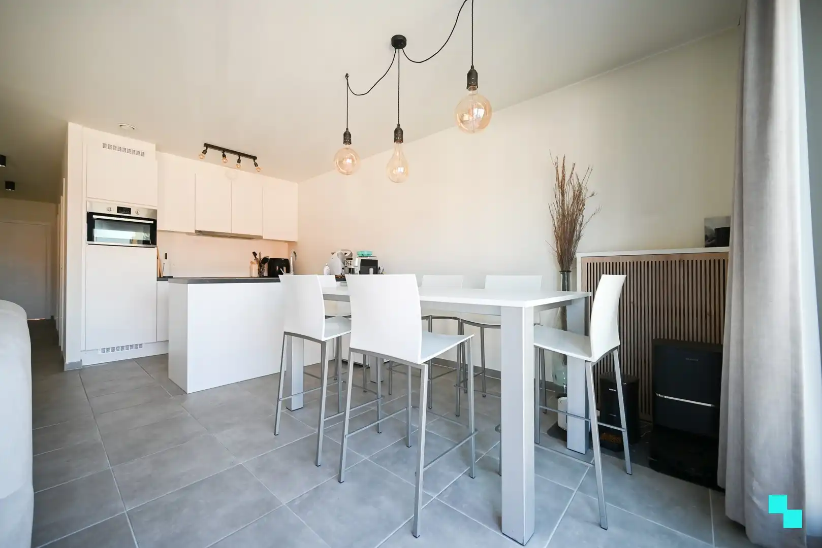 Instapklaar appartement met divers maatmeubilair te Izegem (Emelgem) foto 9