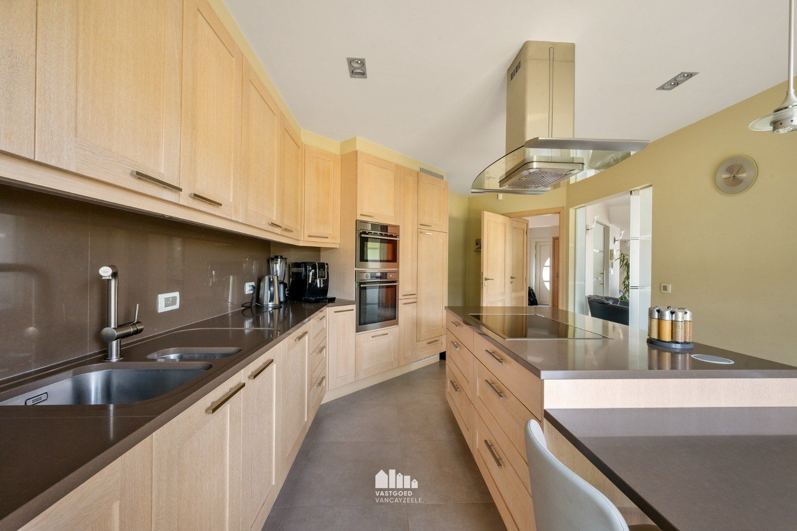 Goed onderhouden villa met grote tuin en twee garages op centrale ligging.   foto 13