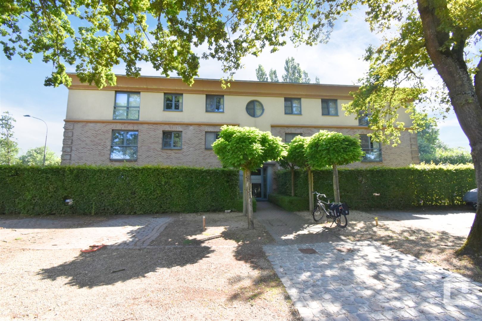 Instapklaar appartement in 't groen in Sint-Martens-Latem foto {{pictureIndex}}