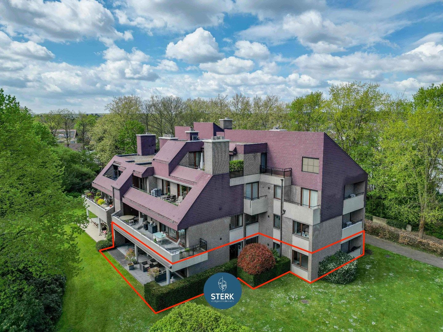 ROYAAL APPARTEMENT MET RUIM TERRAS GELEGEN IN HET UNIEKE PARKDOMEIN PETERSHEIM !  foto {{pictureIndex}}