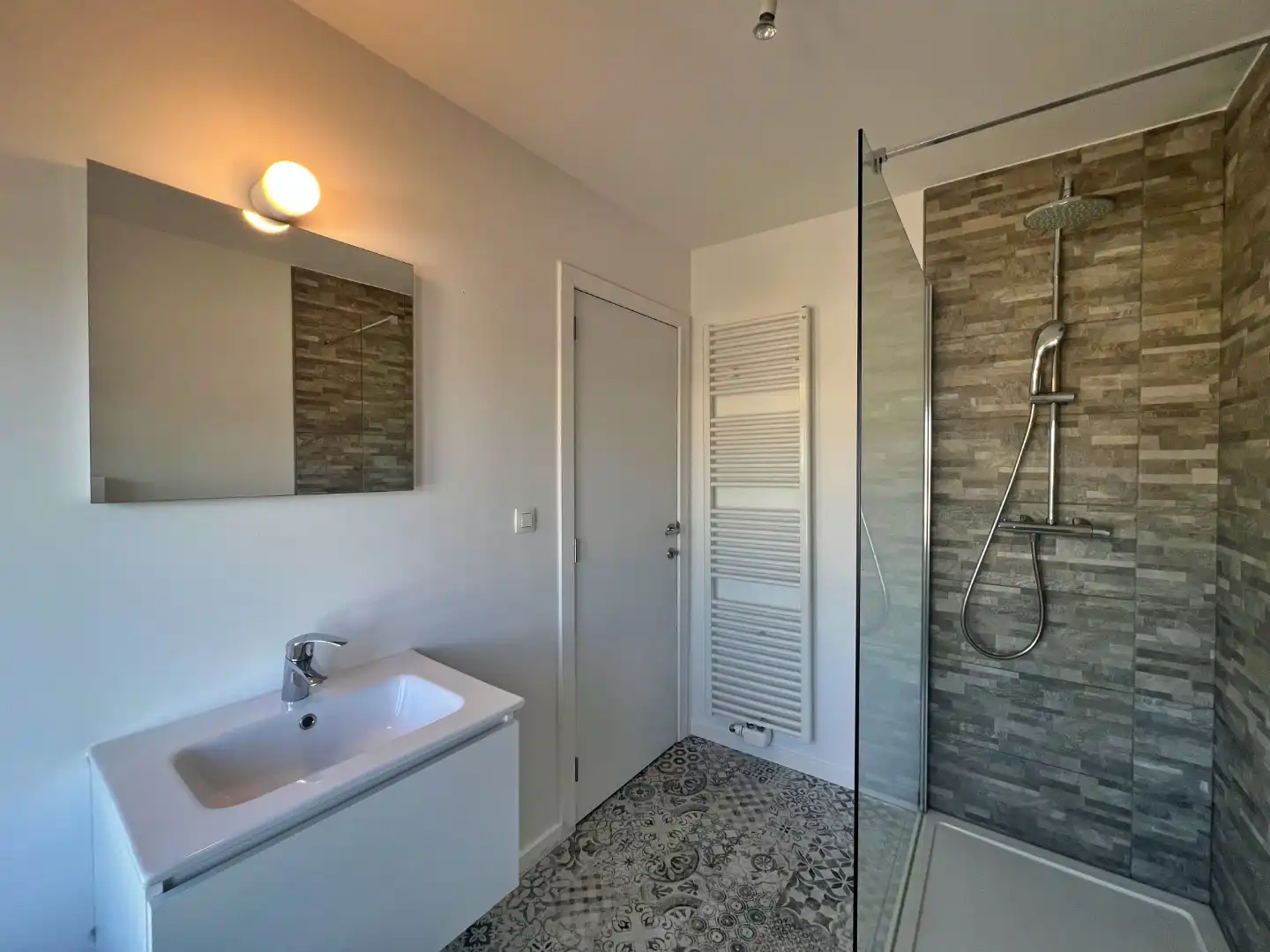 Gerenoveerde woning met 3 slaapkamers, tuin en garage foto 9