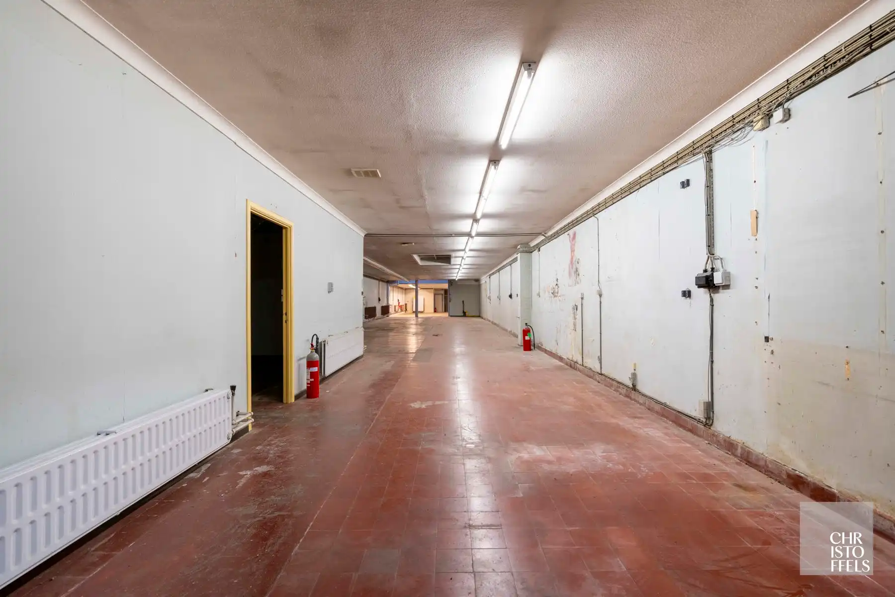 Gebouw voor gemengd gebruik van 572m² - Winkel/kantoor(49m²) - Werkplaats/magazijn(336m²) - Bovenwoning(187m²) foto 5