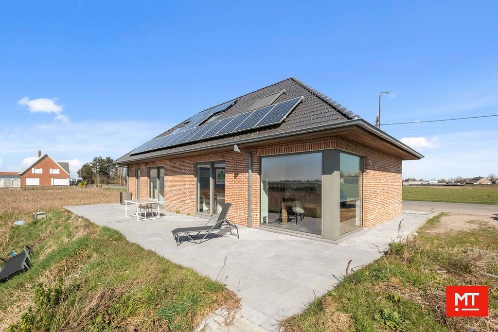 Alleenstaande woning met landelijk verzicht op 3.584 m² te koop in Ledegem foto 3