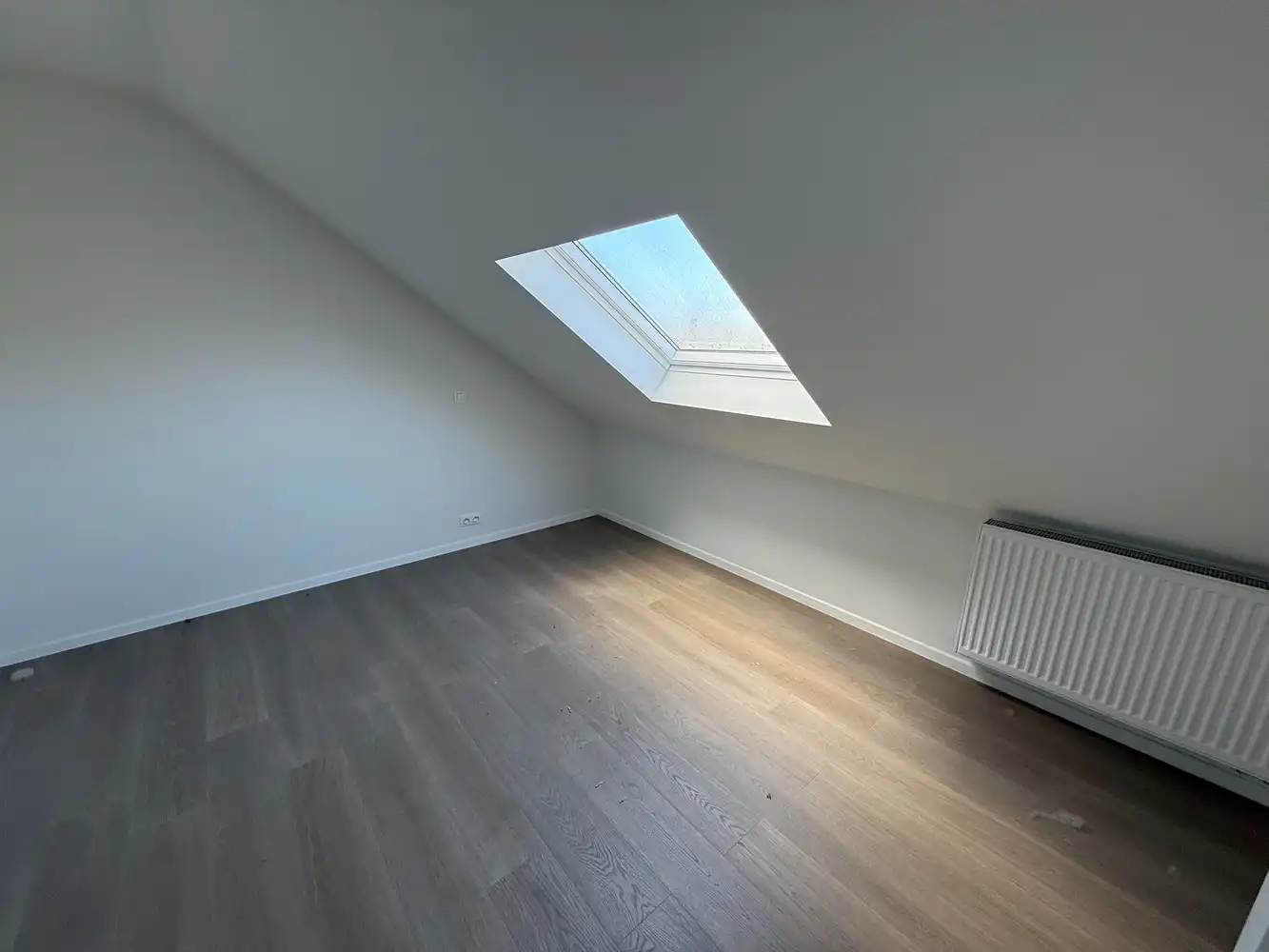 Ruim duplex nieuwbouwappartement met 2 slaapkamers én parkeerplaats! foto 4