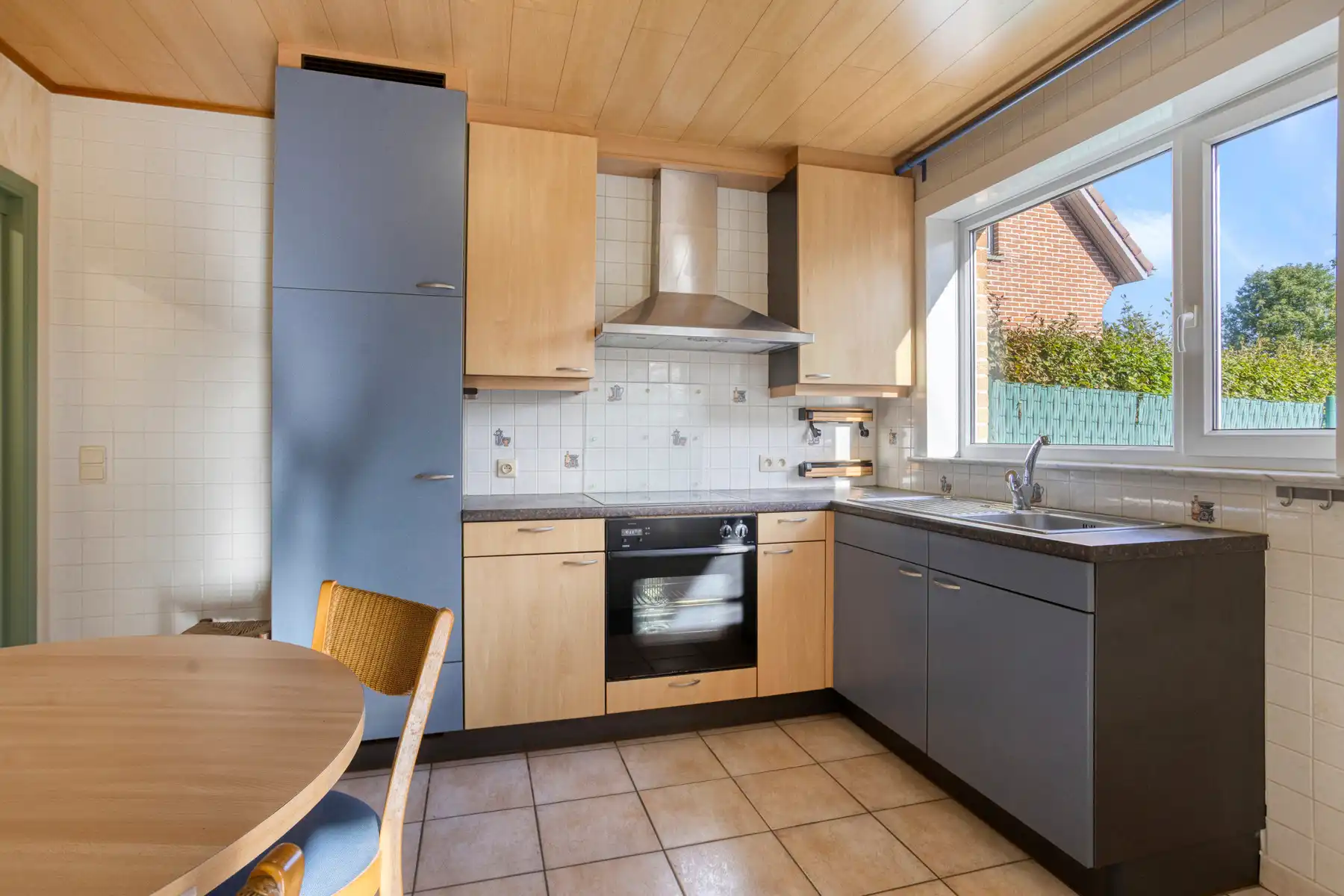 Half open bebouwing met 3 slaapkamers, garage en ruime tuin! foto 5