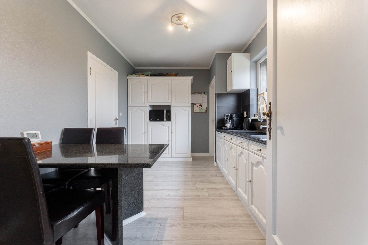 Mooie instapklare  woning op 1170m² dichtbij de grens! foto 13