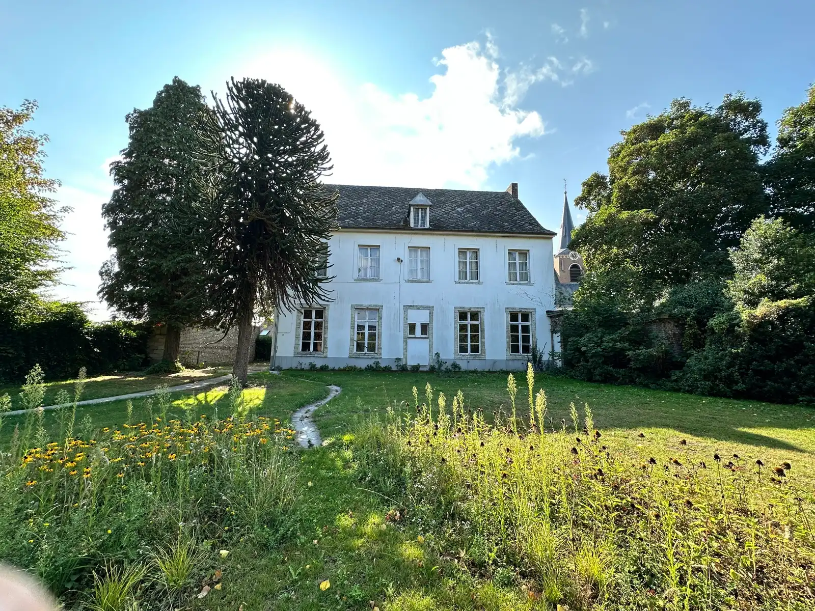 In de schaduw van de kerktoren bevindt zich deze mooie historische idyllische unieke pastorie.   foto 9