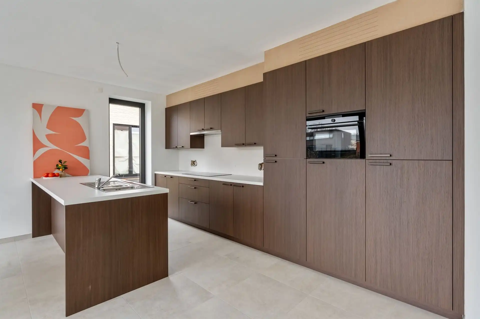 Gelijkvloerse woning met carport en tuin. foto 8