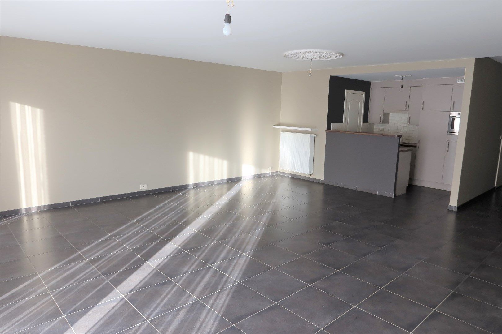 Gelijkvloers app met 2 slk, tuin en garage foto 4