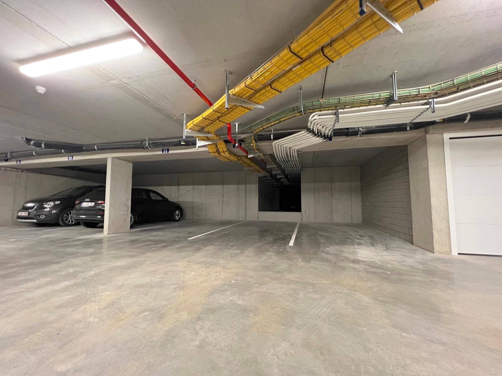 Nieuwe autostaanplaatsen en garagebox foto 2