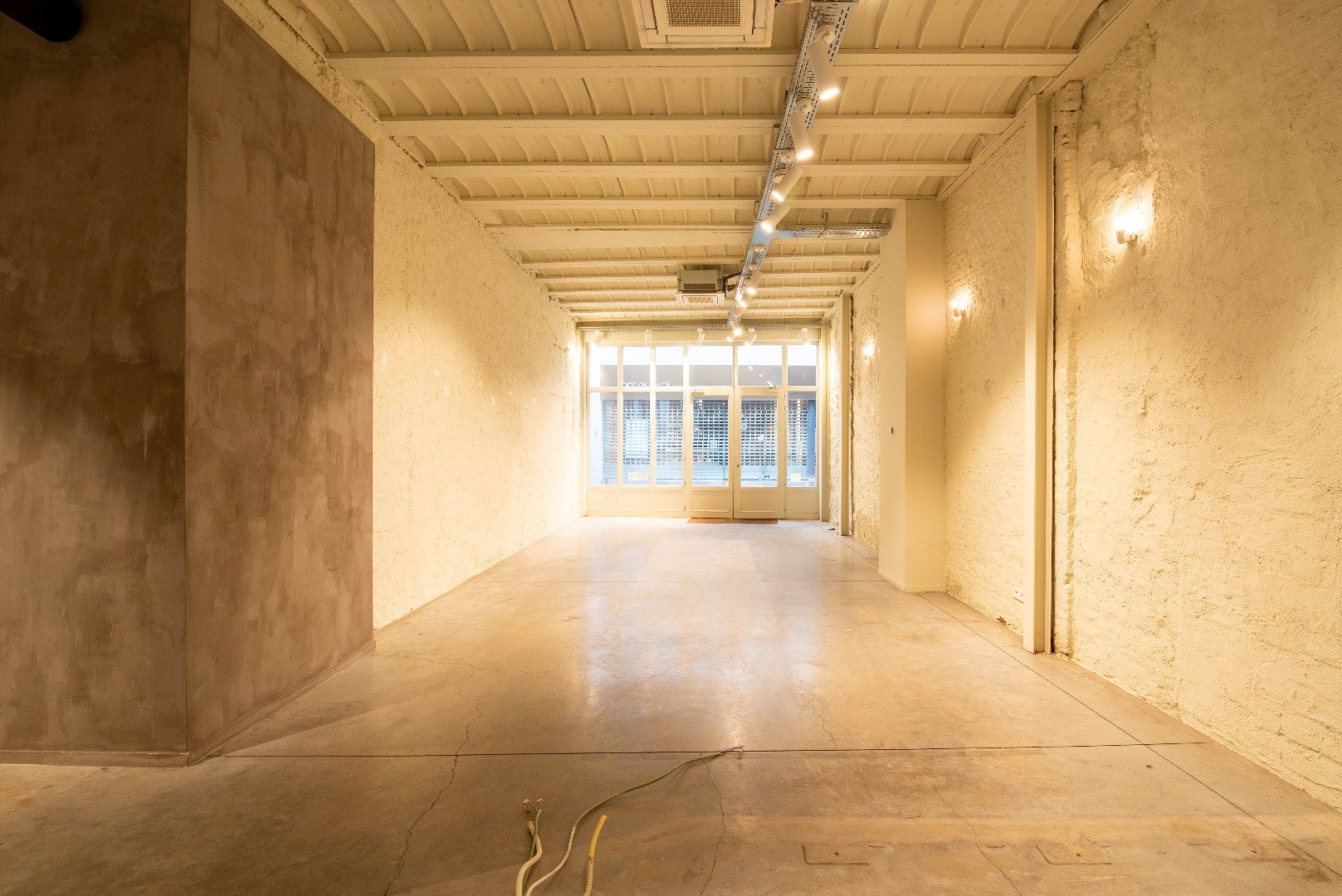 Mooie winkel met brede etalage foto 4