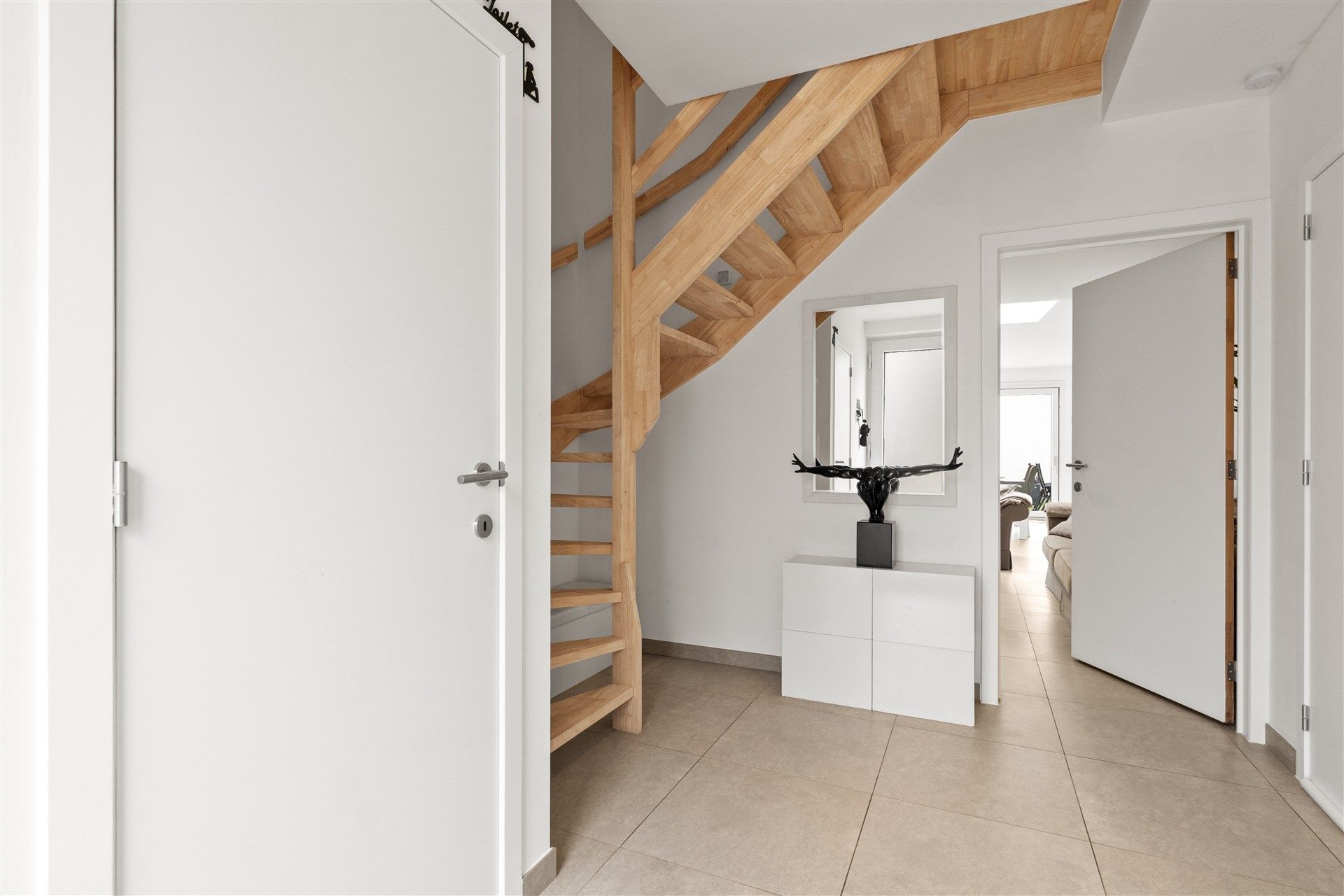 Moderne gezinswoning met 3 slaapkamers en bureau.  foto 2