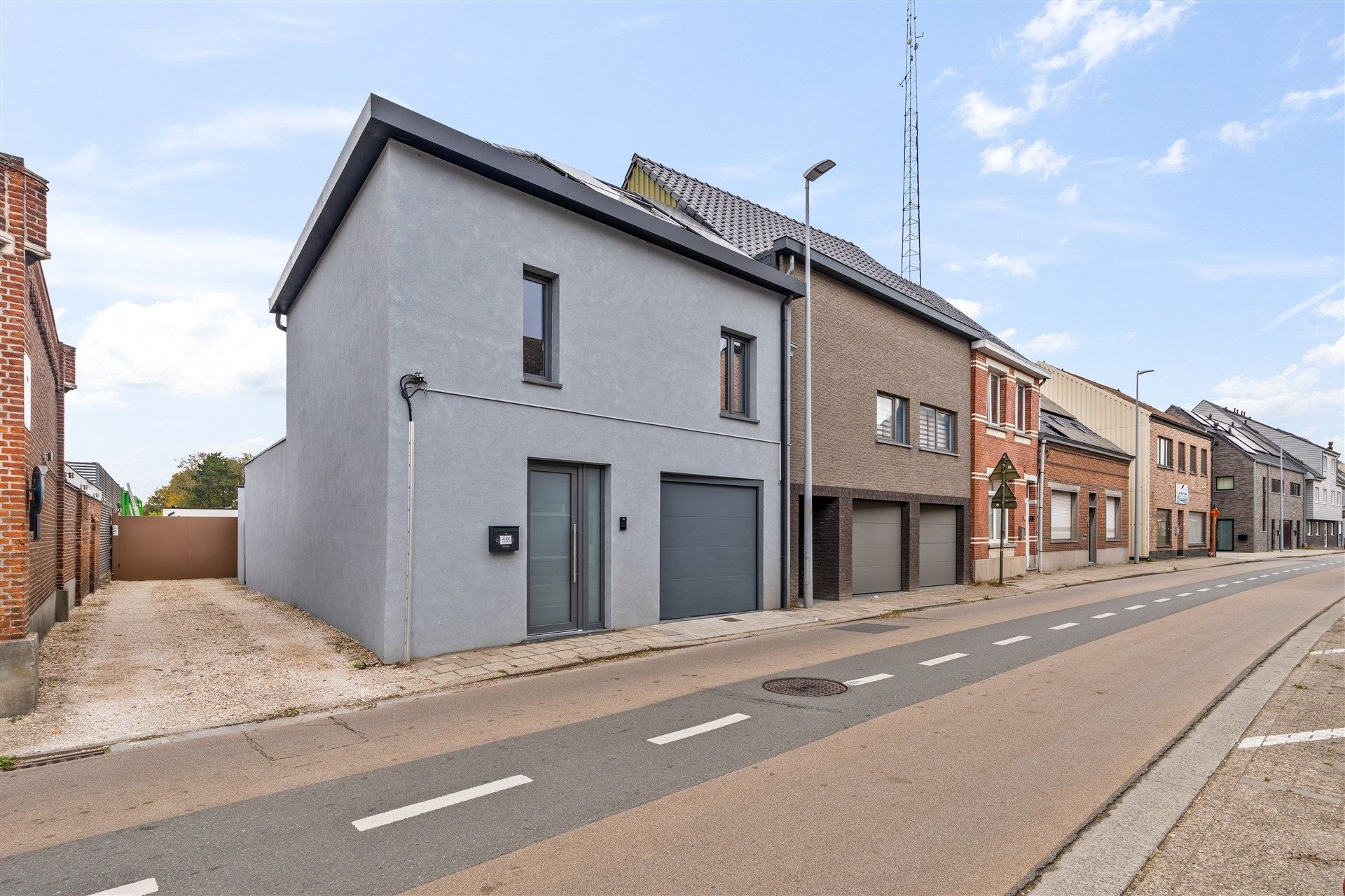 Moderne gezinswoning met 3 slaapkamers en bureau.  foto 2