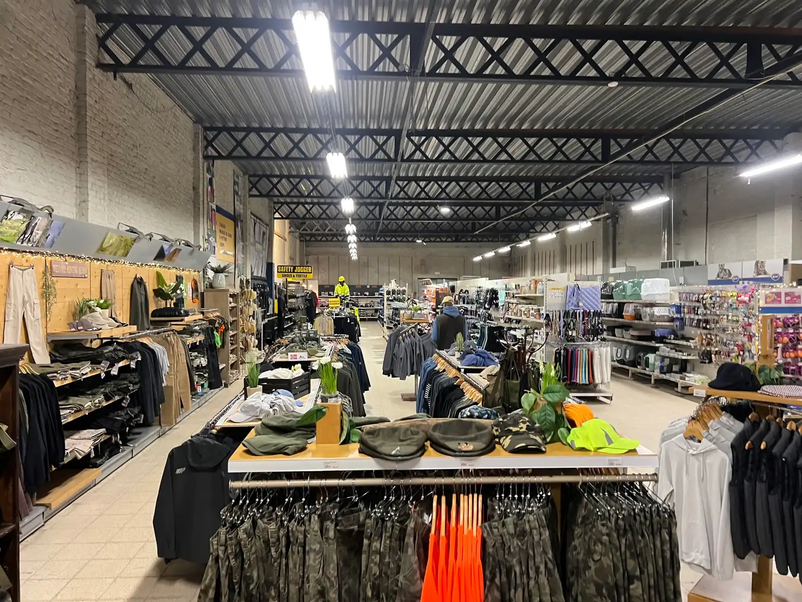Verkoop van handelszaak BATICENTRE. (Aandelentransactie van vennootschap) foto 13