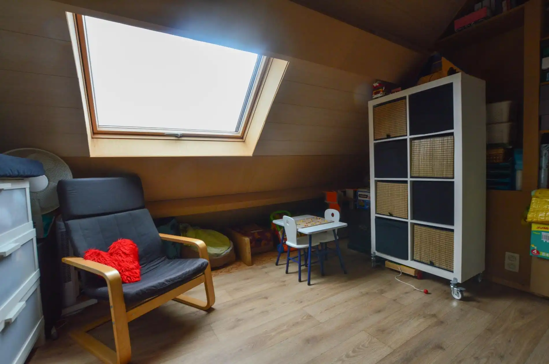 Charmante rijwoning nabij het centrum van Lichtervelde met 4 slaapkamers en tuin. foto 6