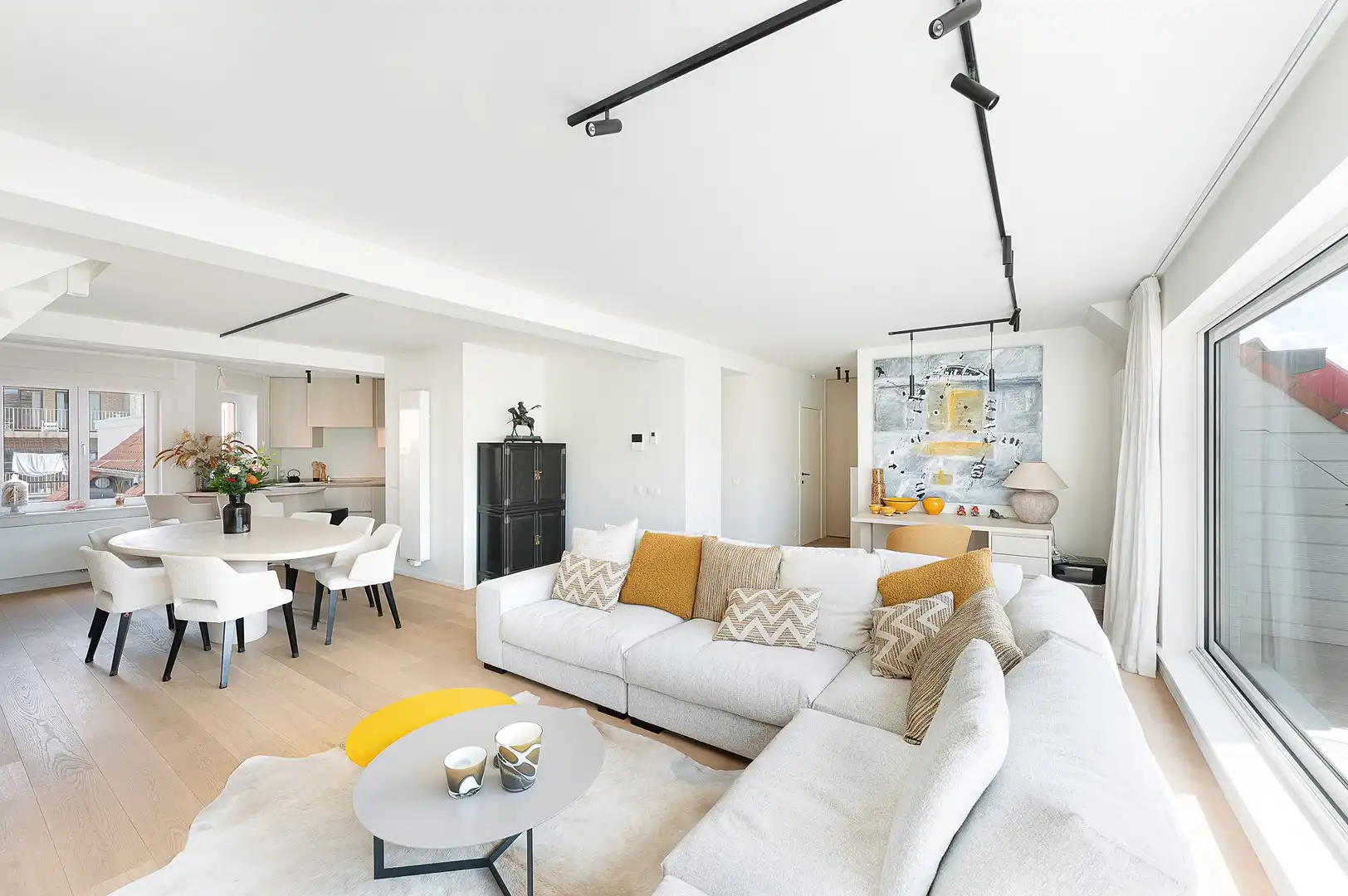 Instapklare duplex appartement met drie slaapkamers en een ruim zonneterras. foto {{pictureIndex}}