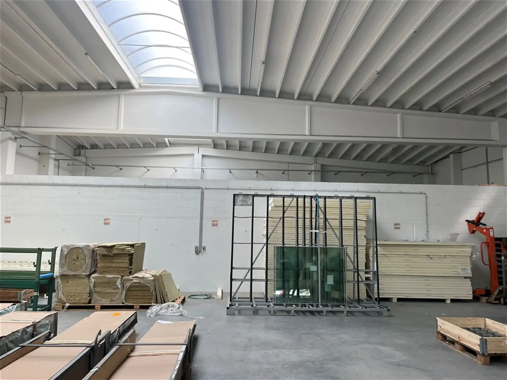 Modern bedrijfspand met kantoren te Harelbeke foto 7